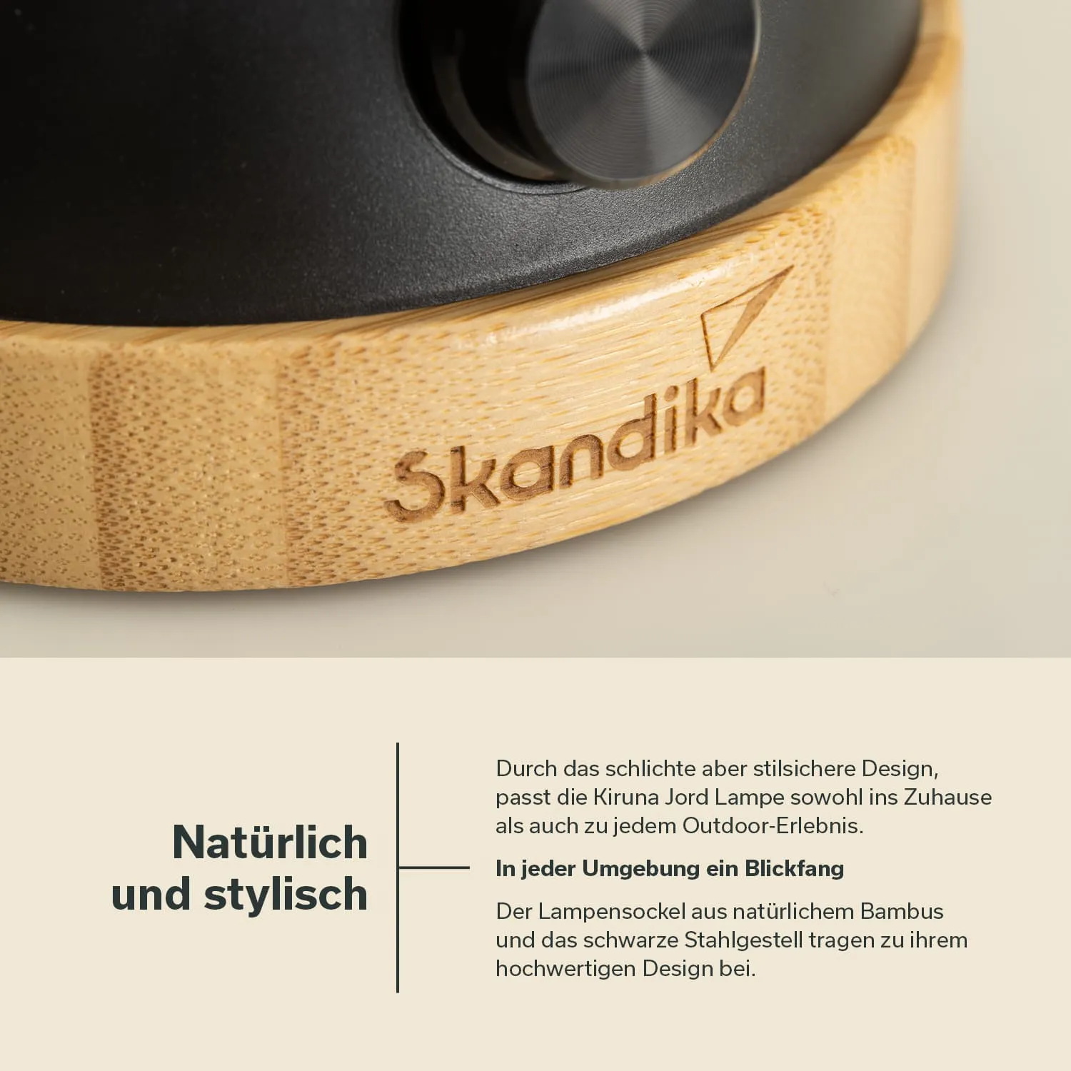 Schwarzer Lampensockel mit Bambusfuß, beschriftet mit "Skandika". Hinweis auf stilvolles Design und Verwendung.