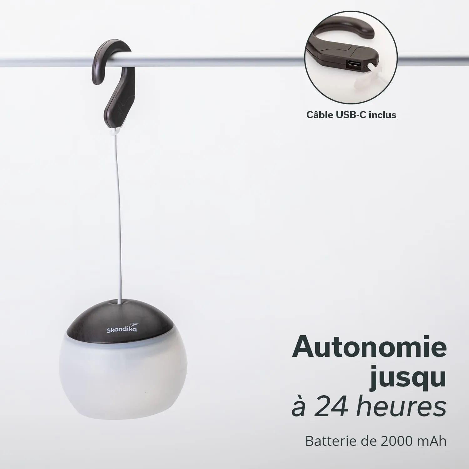 Hängelampe mit runder, weißer Kunststoffbasis und schwarzem Deckel. USB-C-Anschluss sichtbar. Textinformationen zur Verwendung.