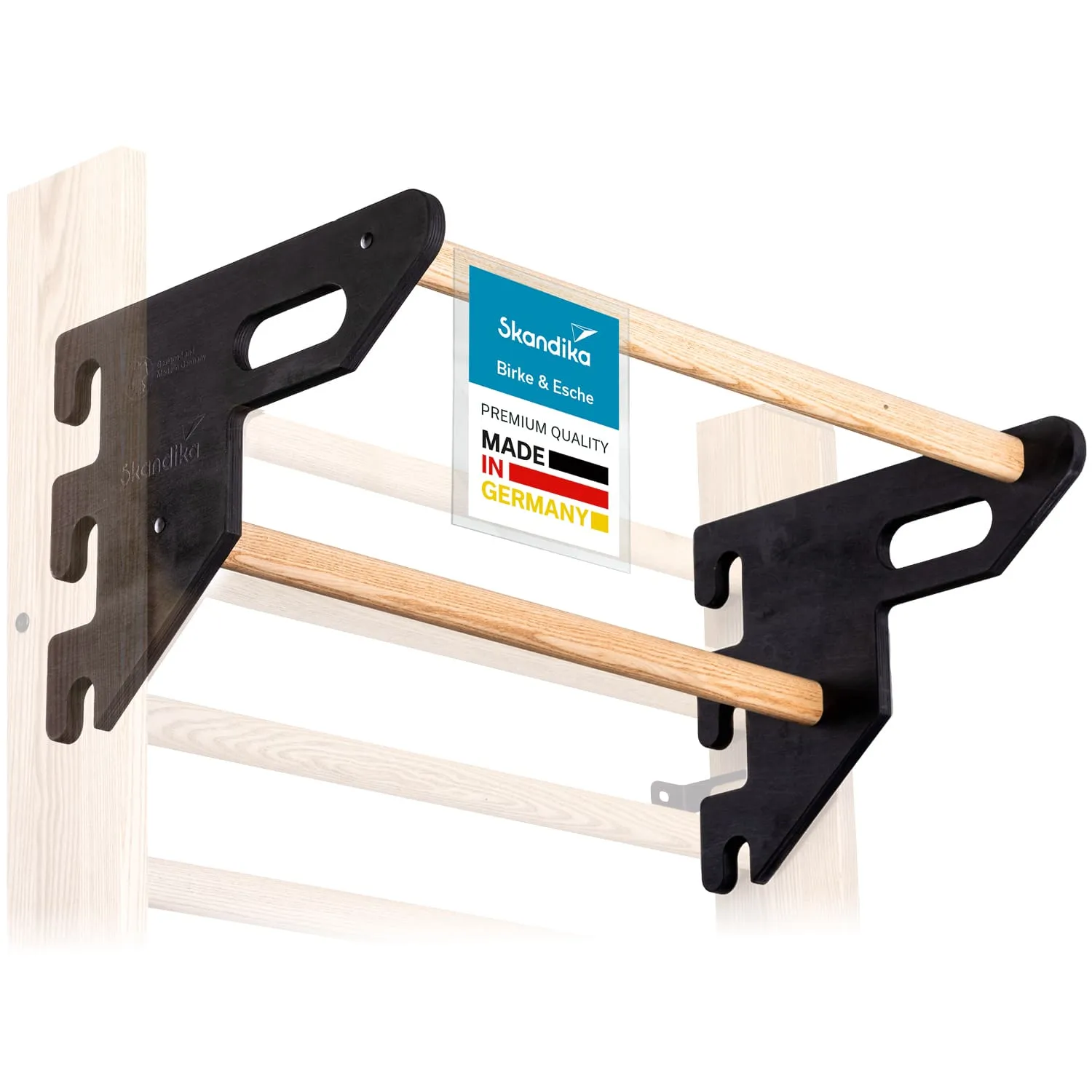 Holzstange, montiert an zwei schwarzen Halterungen, mit einem Aufkleber, der „Skandika“ und „Made in Germany“ zeigt.