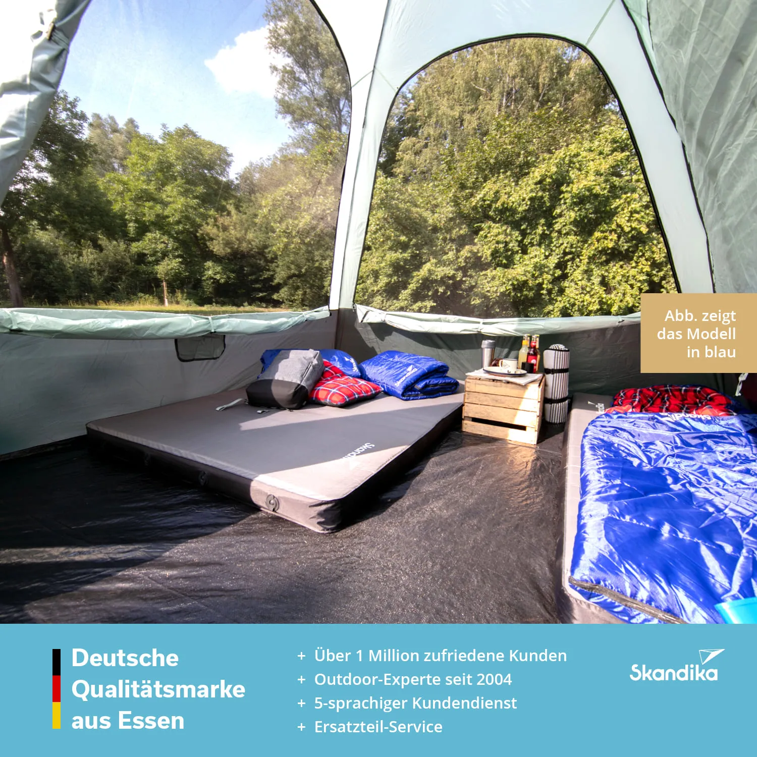 Zeltinneneinrichtung mit Matratze, Decken und Kissen. Eingekreist von grünen Bäumen im Hintergrund. Holzregal sichtbar.