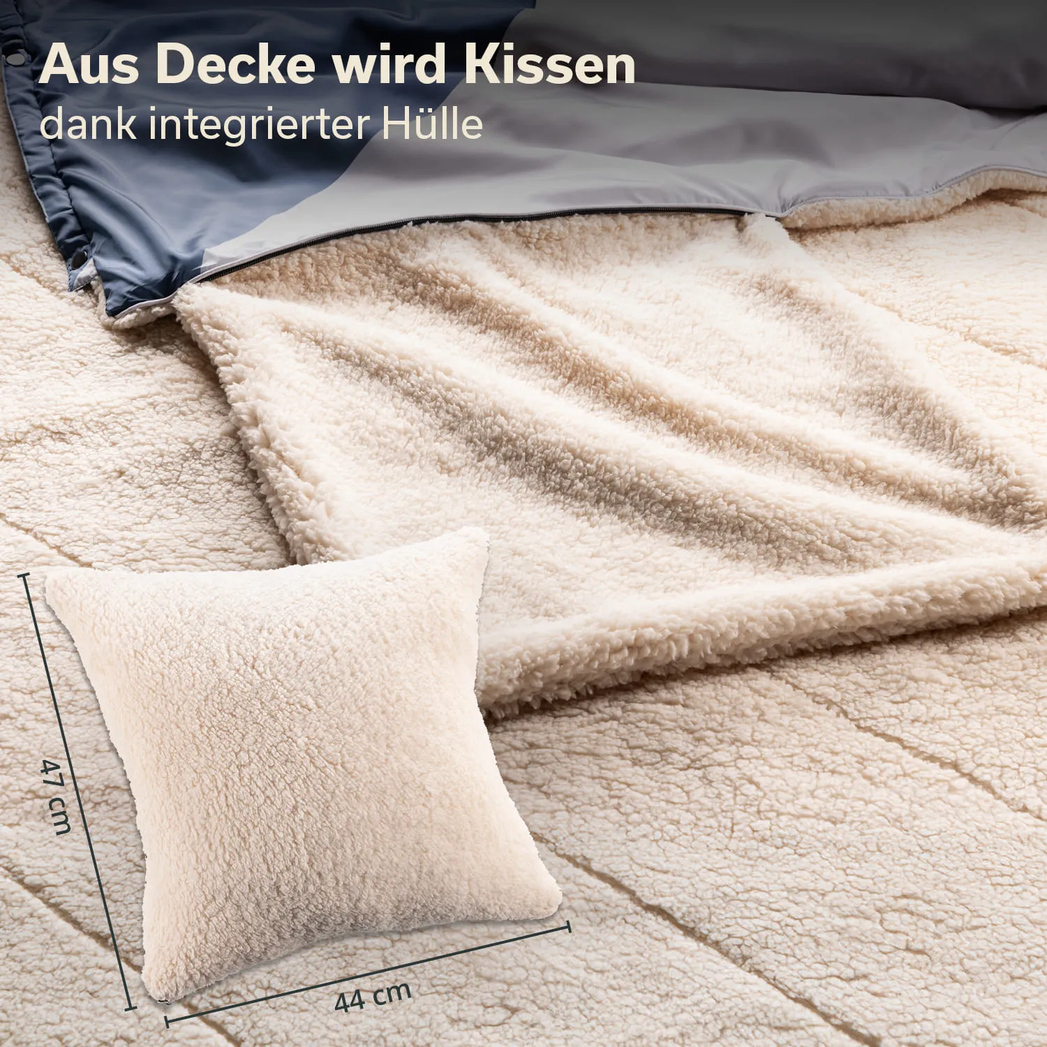 Decke und Kissen aus weichem Material, Kissen neben der Decke mit Maßen 44 cm x 47 cm, helle Farben.