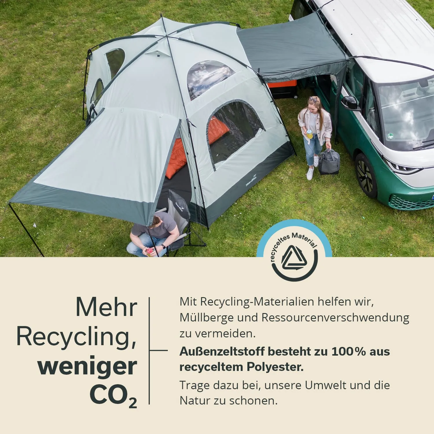 Zelt mit grüner Plane auf Wiese, Person sitzt daneben, Fahrzeuge im Hintergrund, Informationen über Recycling-Materialien.
