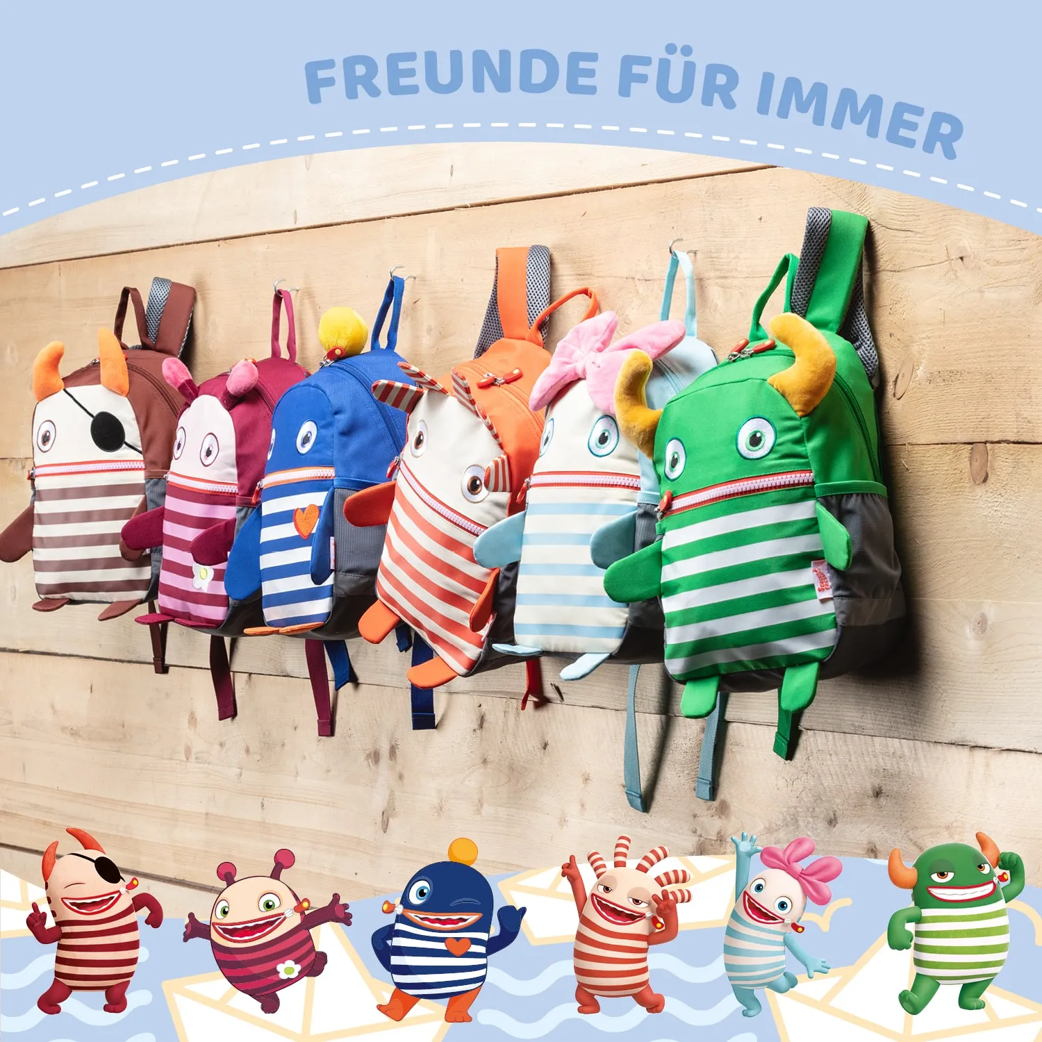 Bunte Rucksäcke in Tierform hängen an einer Holzwand. Unten sind cartoonartige Figuren in Streifenmuster abgebildet.