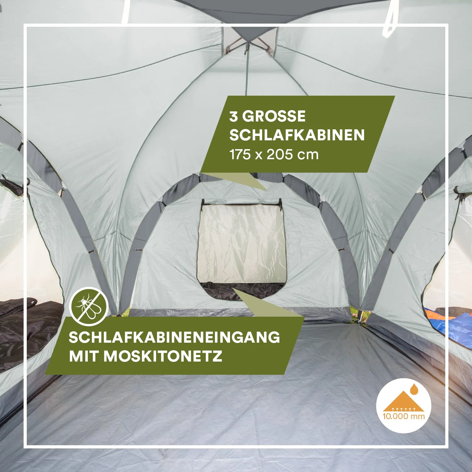 Innenraum eines Zeltes mit drei Schlafkabinen. Sichtbare Fenster mit Moskitonetz, helle Wände und grauer Boden.