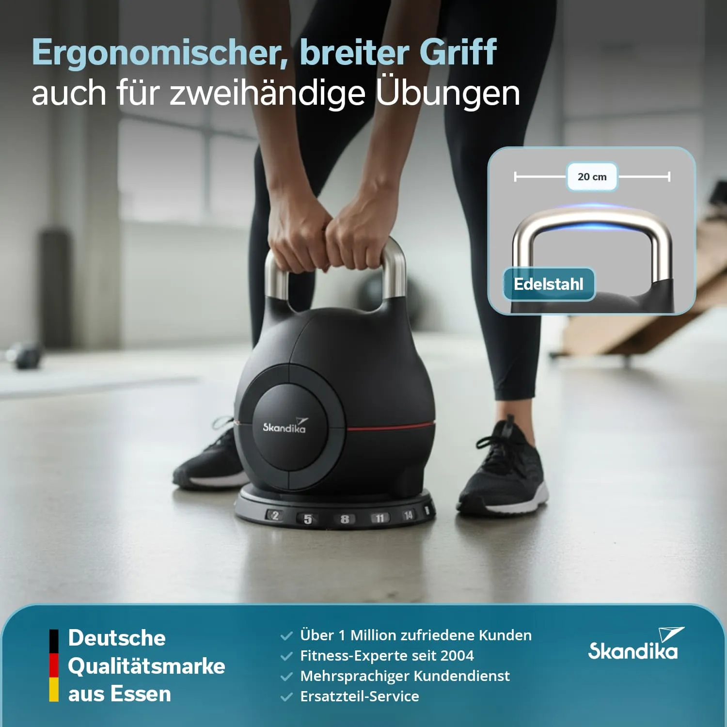 Schwarz-roter Kettlebell mit breitem Griff aus Edelstahl auf einem Fitnessboden. Angedeutete Person steht davor und greift.