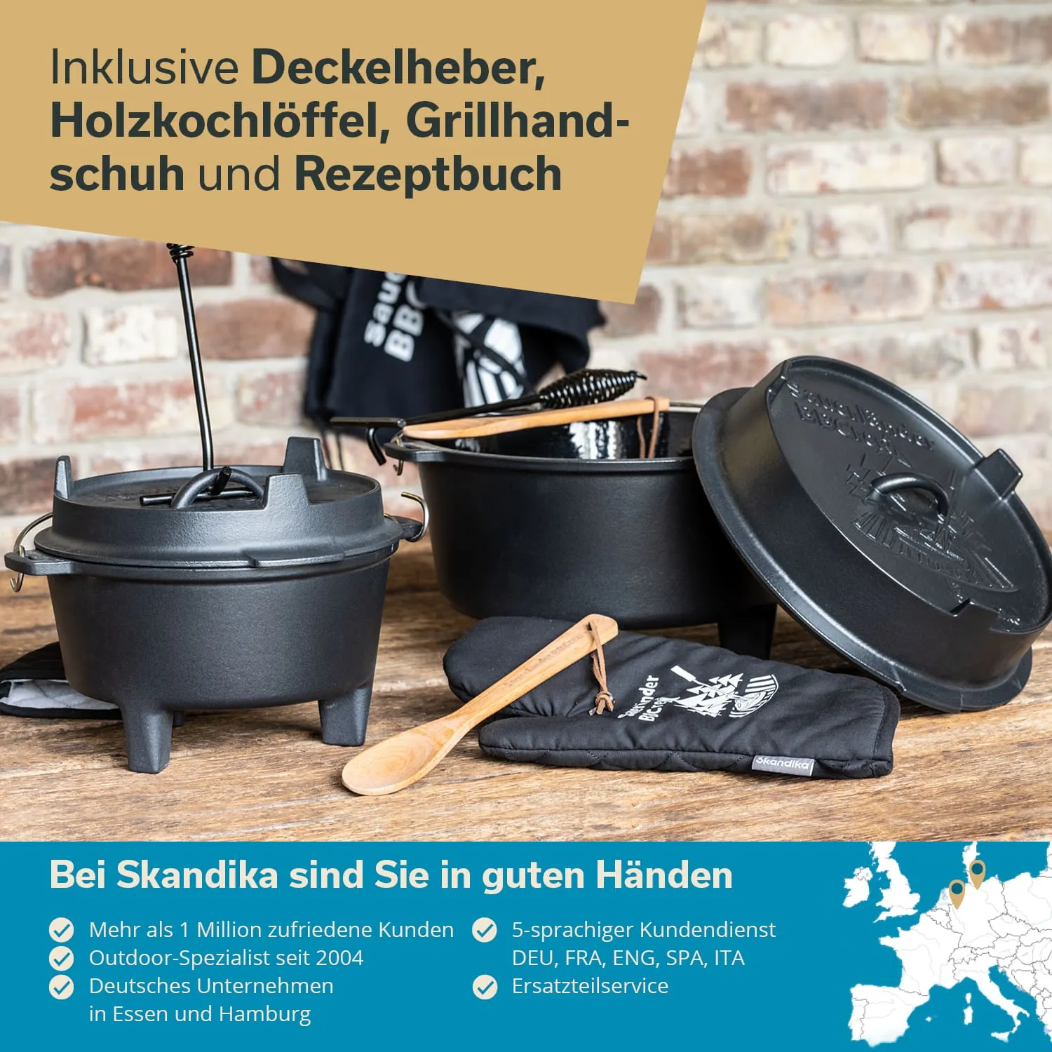 Schwarze Gusseisen-Töpfe mit Deckeln, ein Holzlöffel, ein Grillhandschuh und eine Rezeptbroschüre auf einem Holzuntergrund.