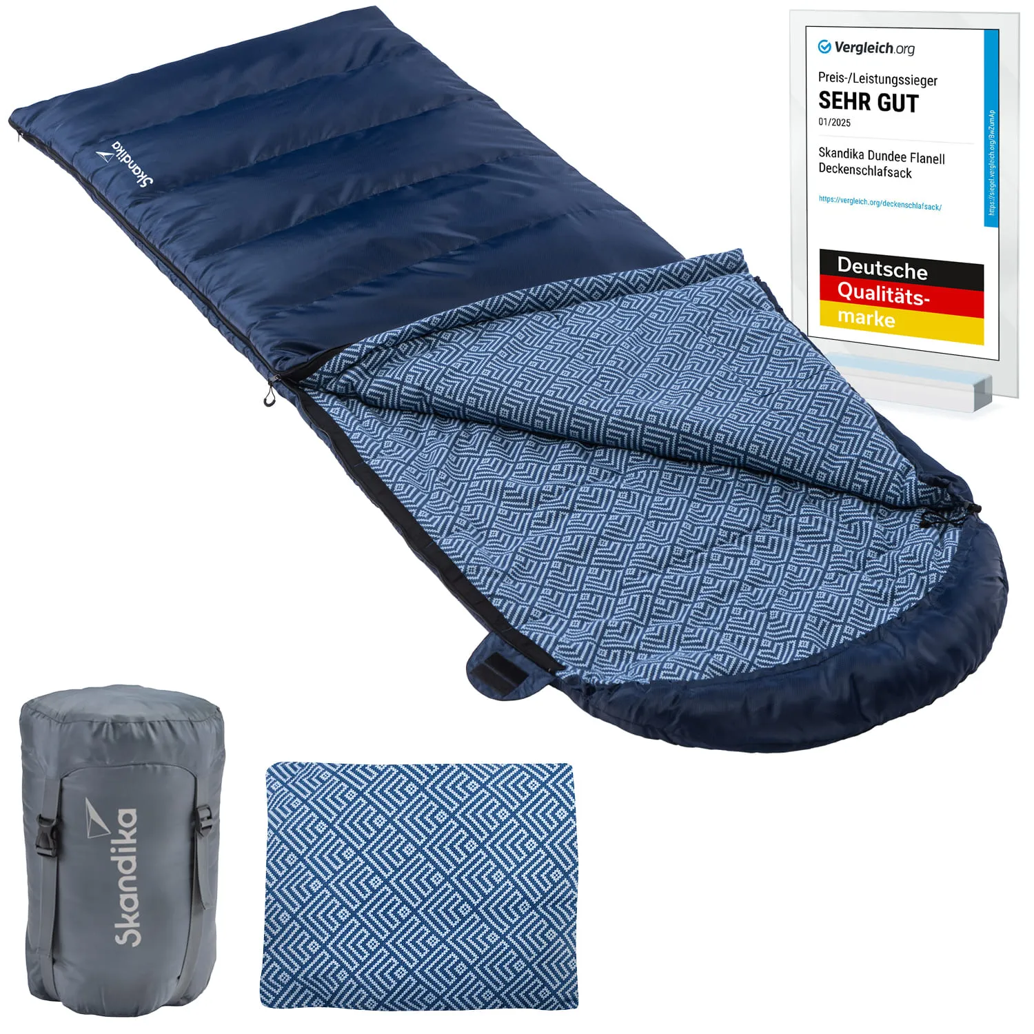 Blau gefärbter Schlafsack mit geometrischem Innenmuster, daneben eine Tragetasche und eine zusätzliche Decke. Rechts ein Zertifikat.