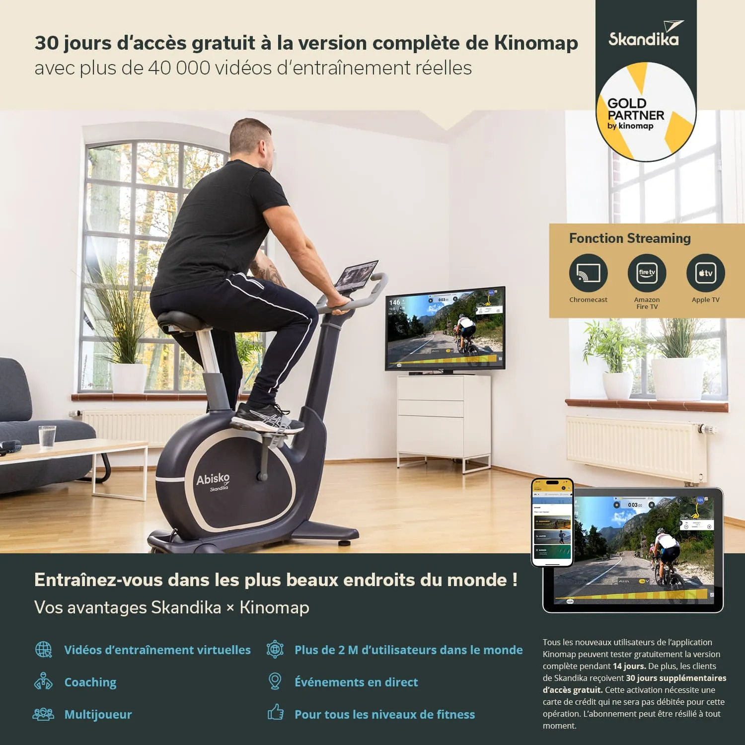 Person sitzt auf einem Heimtrainer vor einem großen Bildschirm, der eine Radfahrstrecke zeigt. Im Hintergrund Fenster mit Blick ins Freie.