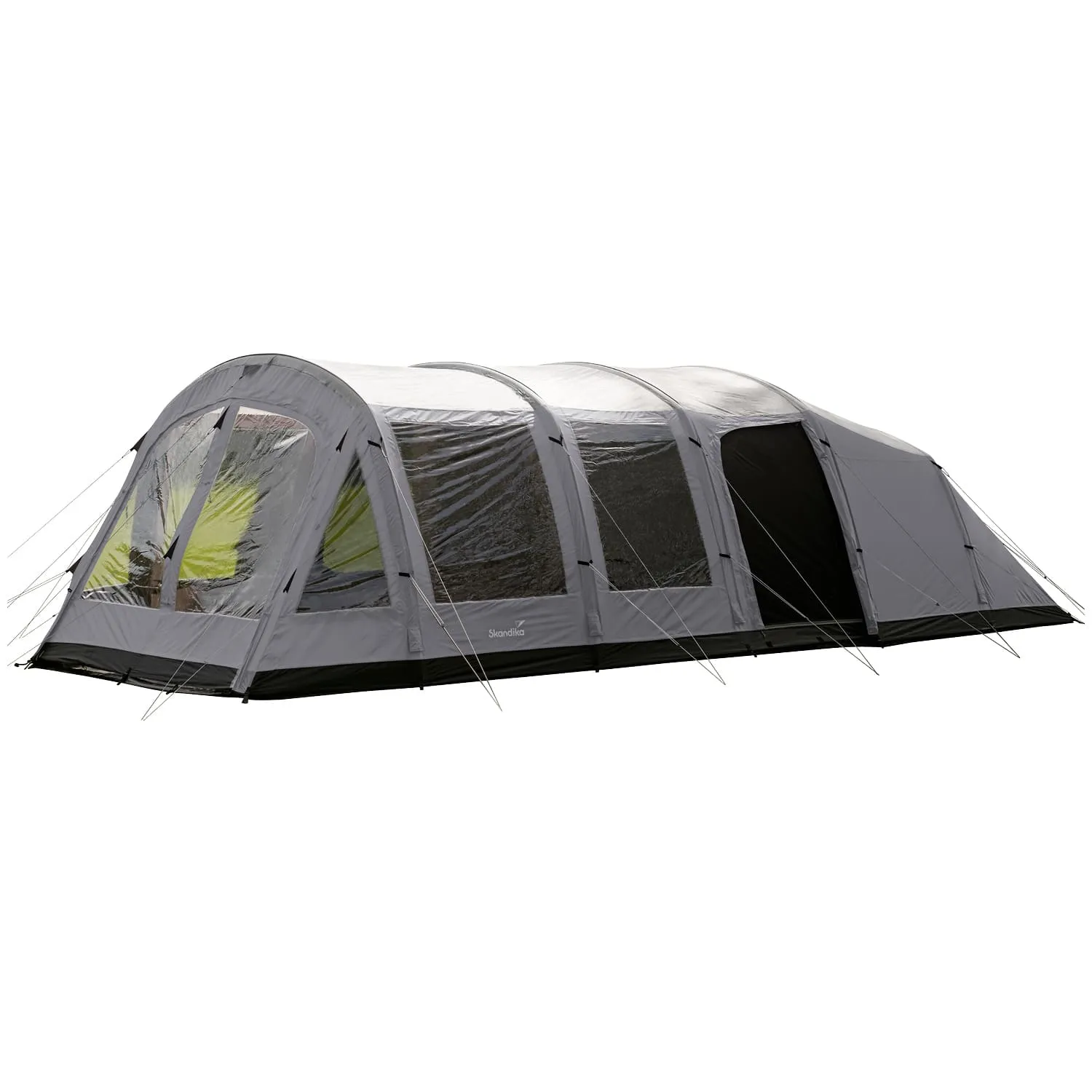Graues Campingzelt mit mehreren Fenstern und einem gewölbten Dach. Mehrere Abspannleinen sind sichtbar.