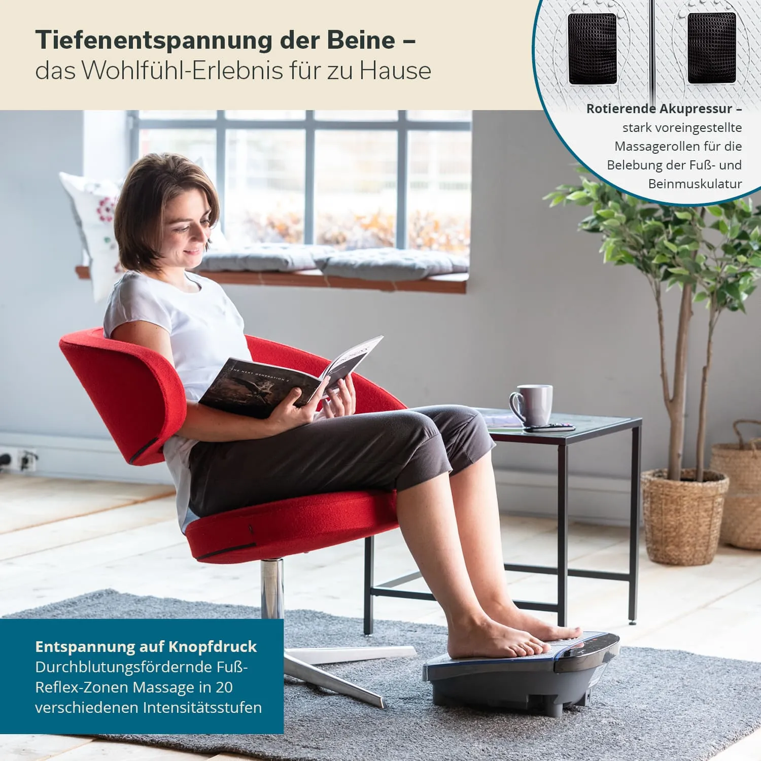 Eine Person sitzt in einem roten Stuhl, liest ein Buch und hat die Füße auf einem Massagegerät. Neben ihr steht ein Tisch mit einer Tasse.