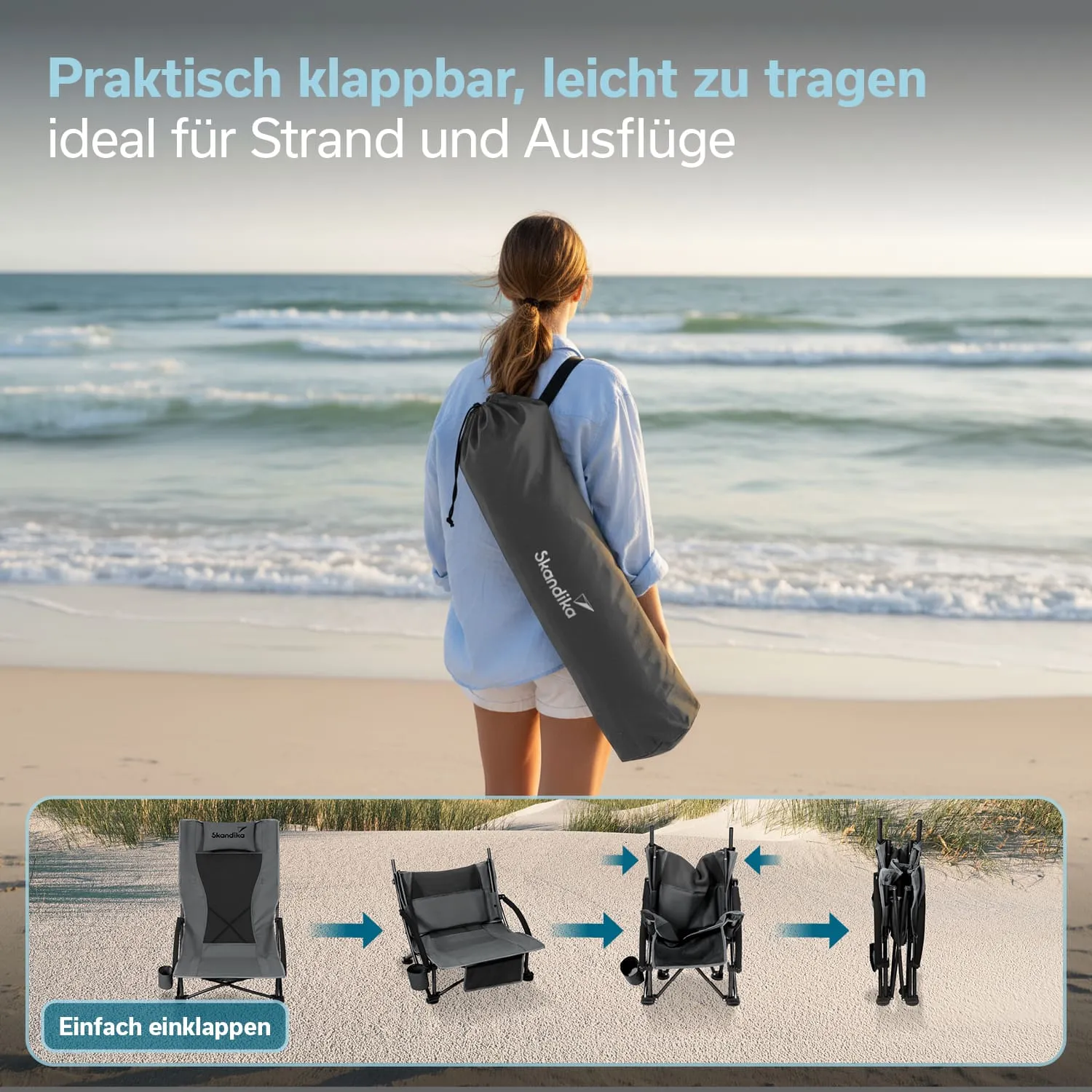 Eine Person steht am Strand mit einem zusammenfaltbaren Stuhl im Tragete bag. Im Vordergrund sieht man Schritte zum Einklappen des Stuhls.
