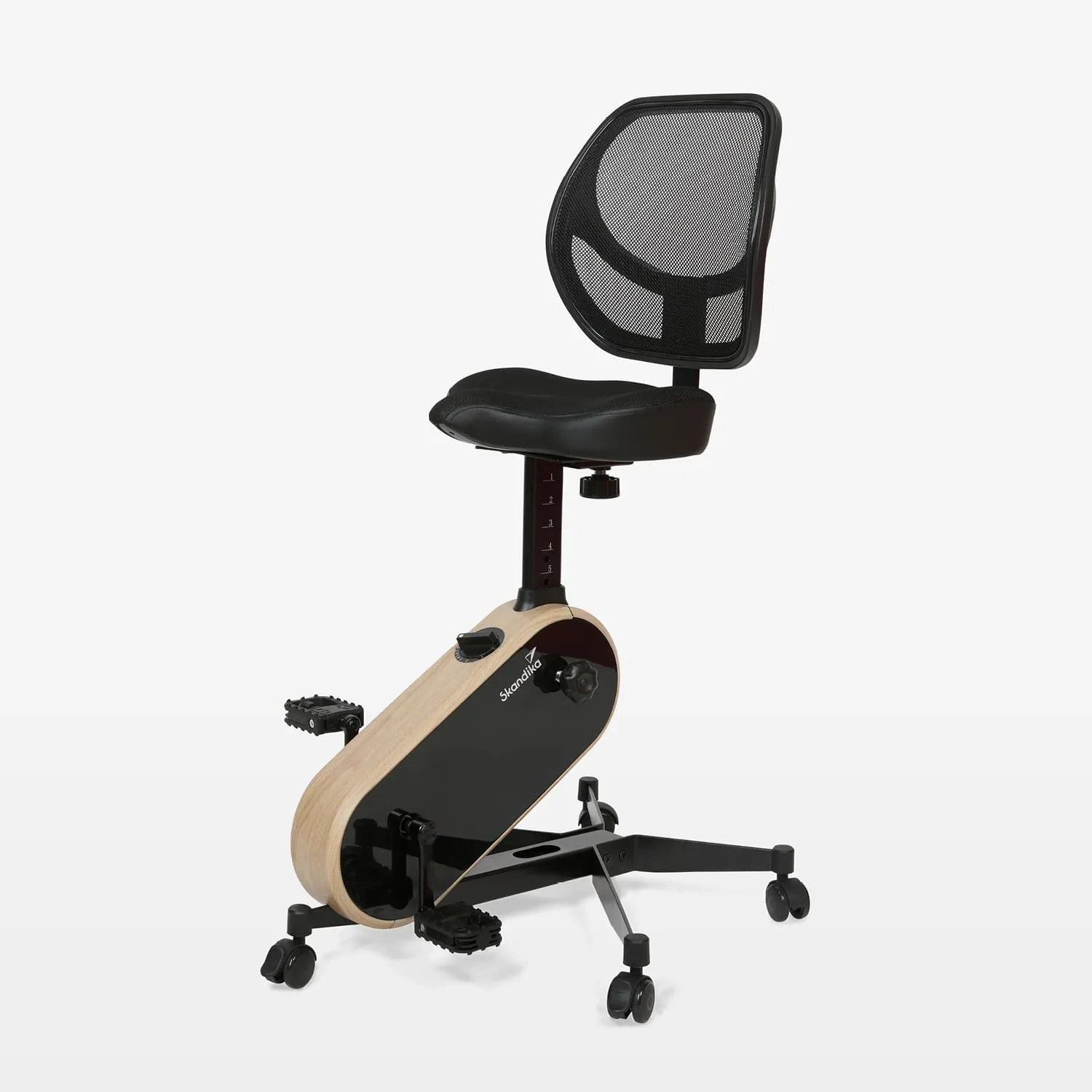 Drehstuhl mit gepolsterter Sitzfläche, Netzrückenlehne und integrierten Pedalen. Schwarz und Holzfarben, auf Rollen.