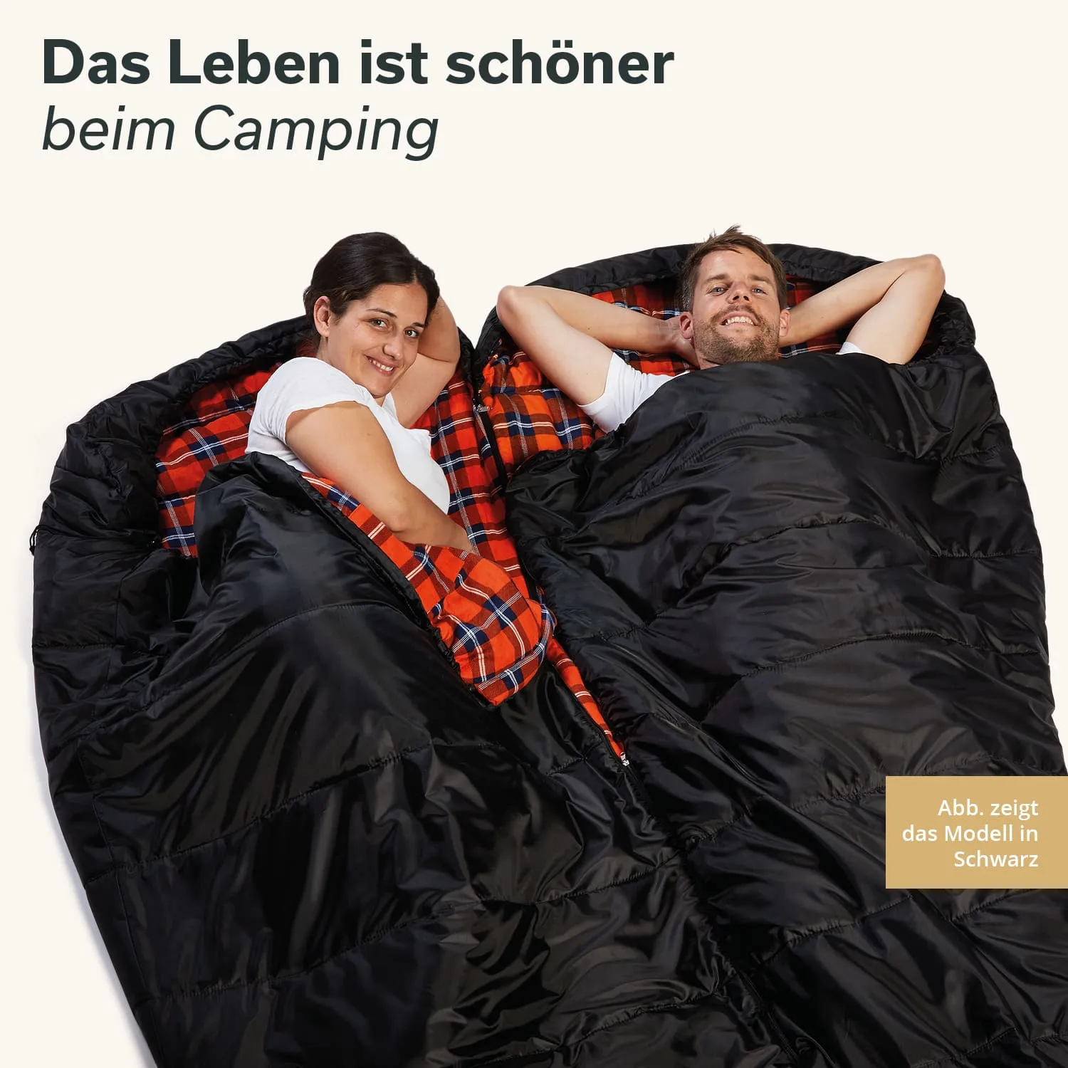 Schlafsack in Schwarz mit Karomuster. Zwei Personen liegen darin und lächeln. Text: „Das Leben ist schöner beim Camping.“