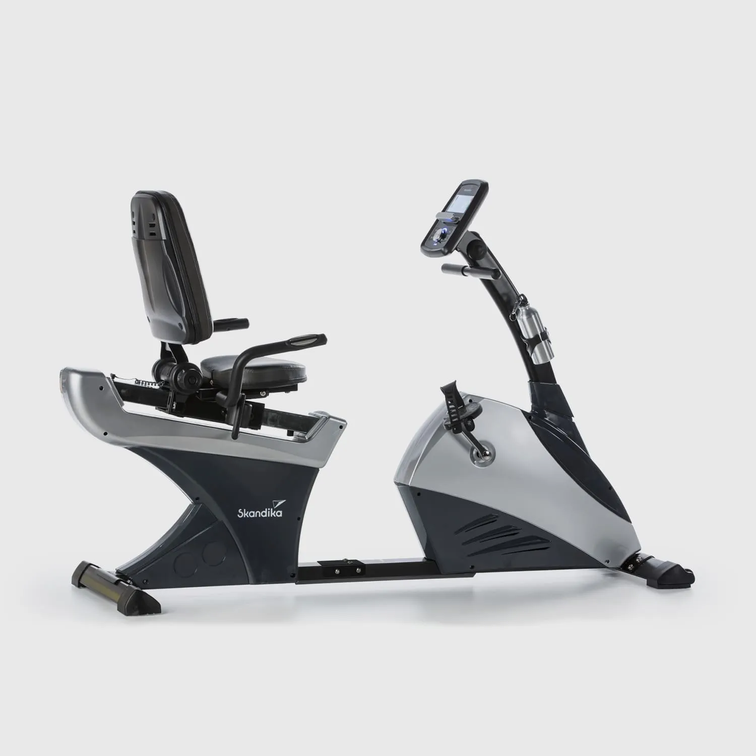 Sitzendes Fahrradergometer in Grau und Schwarz mit gepolstertem Sitz, Armlehnen und Display.