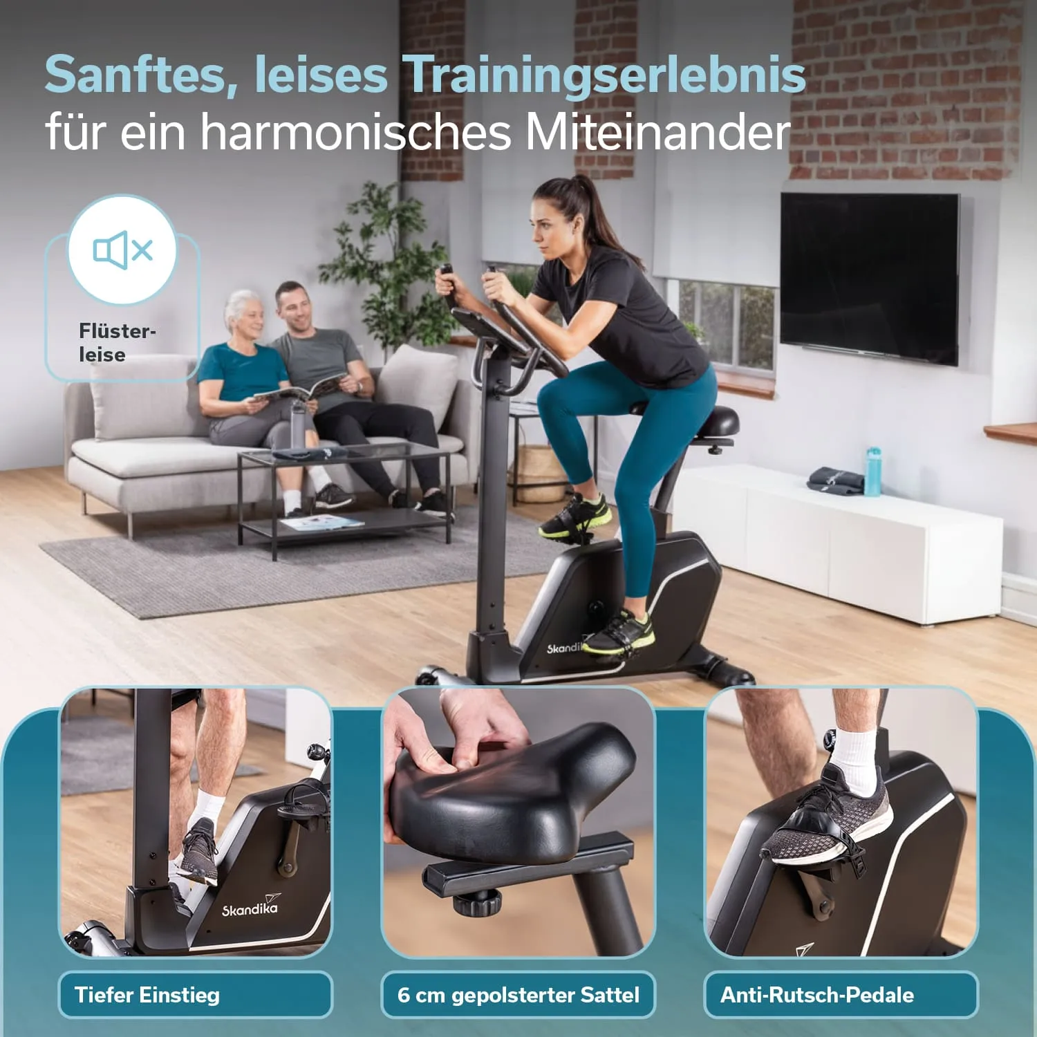 Frau trainiert auf einem Heimtrainer in modernem Wohnzimmer. Zwei Personen sitzen auf der Couch und schauen zu.