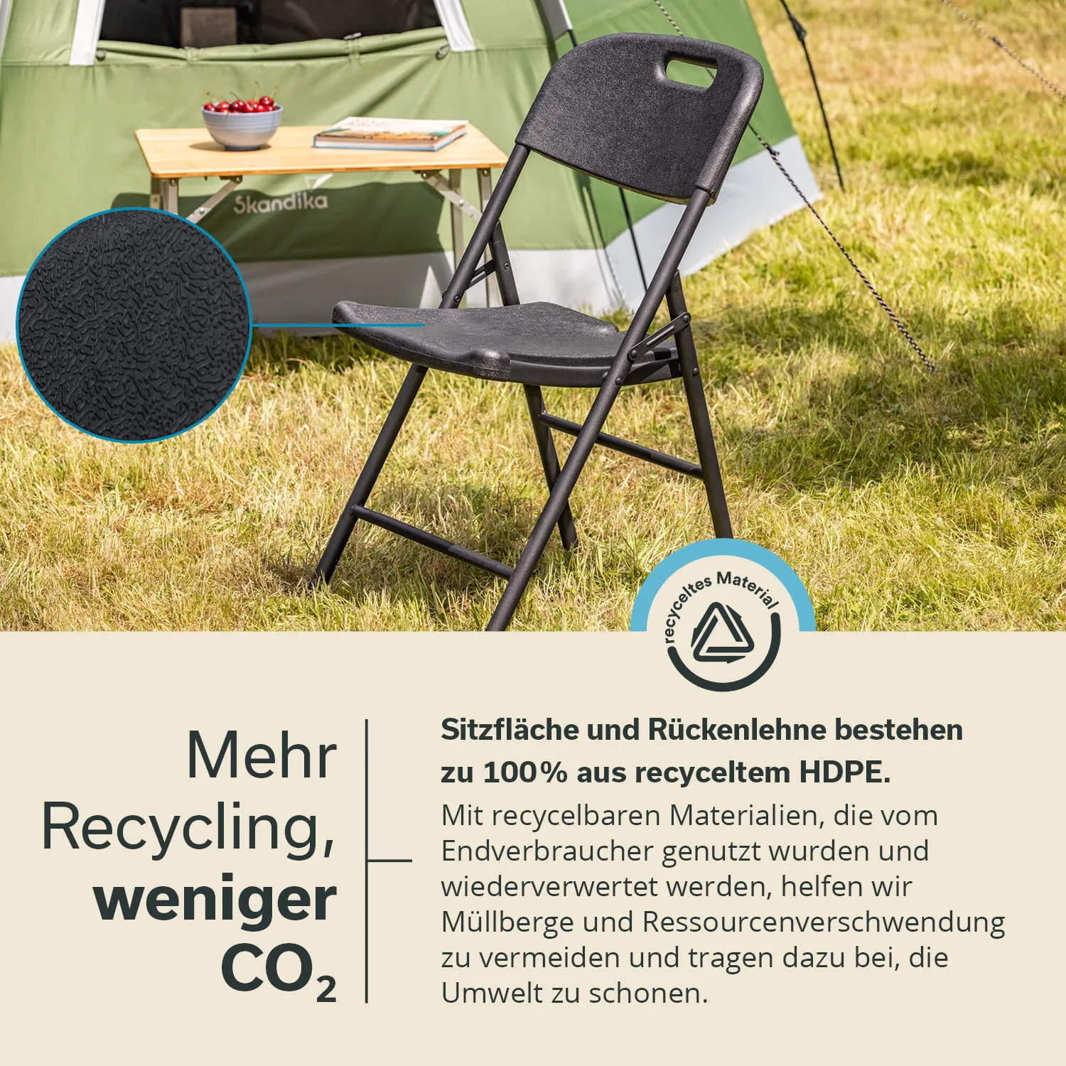 Klappstuhl aus recyceltem HDPE auf einer Wiese, im Hintergrund ein Zelt und ein Tisch mit Obst und Zeitschrift.