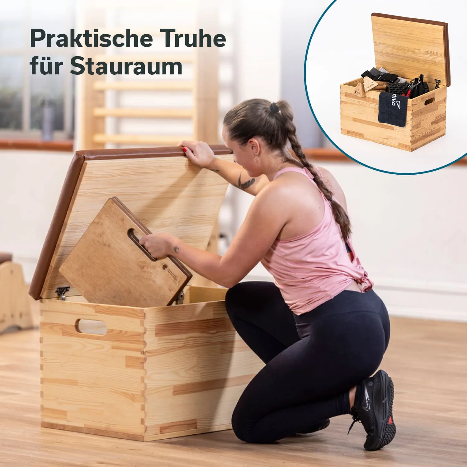 Holzkiste mit Deckel, eine Person kniet daneben und hebt einen Deckel an, im Hintergrund Holzregal.