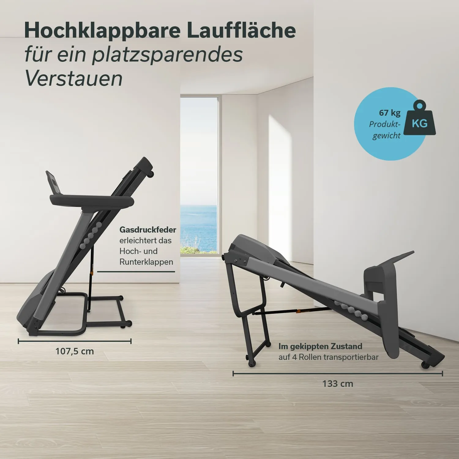 Eine hochklappbare Lauffläche steht in einem Raum mit Fenstern und Meerblick. Maße und Angaben sind sichtbar.