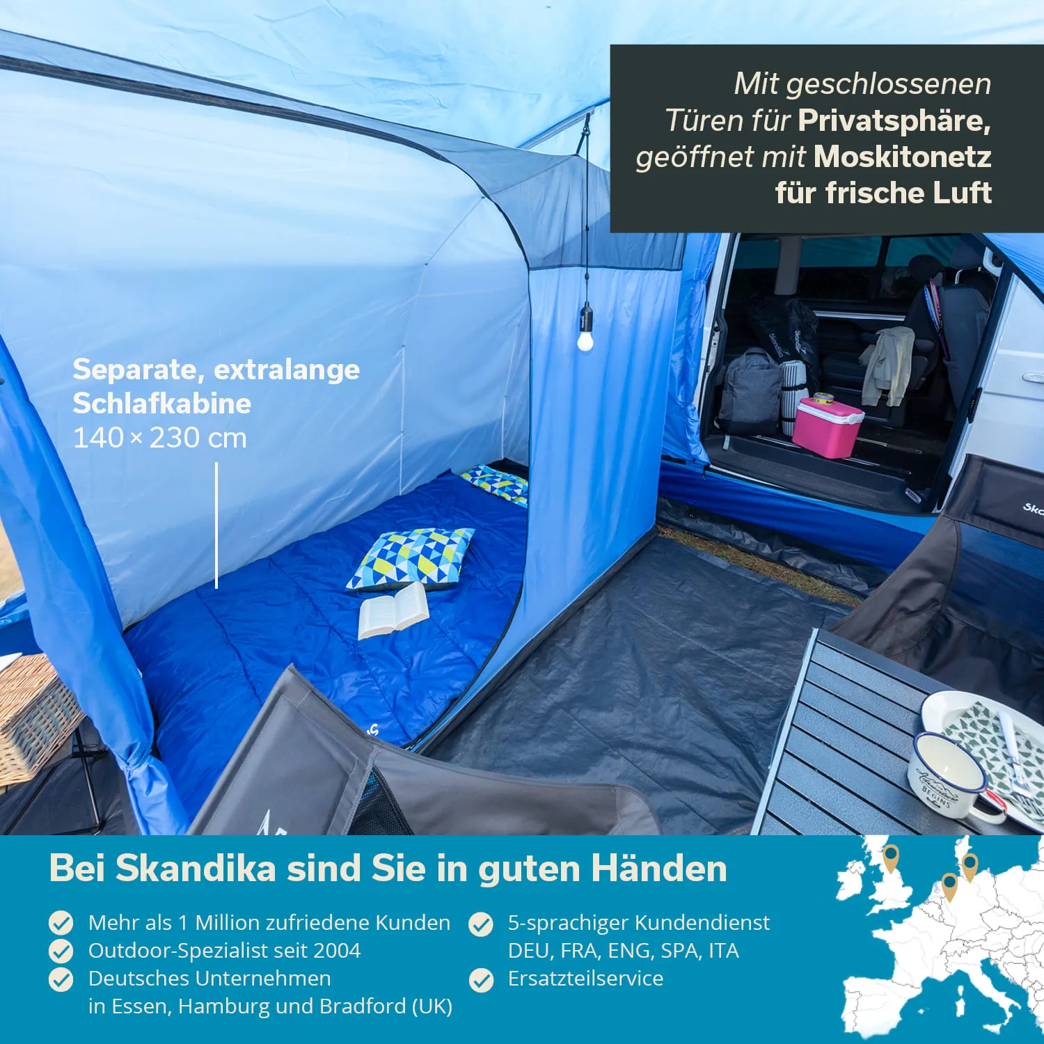 Zelt innen mit blauer Schlafkabine und Matratze, daneben ein Tisch mit Bechern, Kissen und Buch. Auto im Hintergrund.