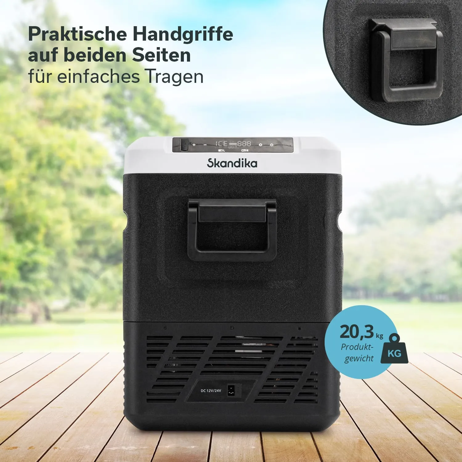 Kühlbox in Schwarz mit weißen Akzenten, ausgestattet mit praktischen Handgriffen und einem digitalen Display. Hintergrund in der Natur.