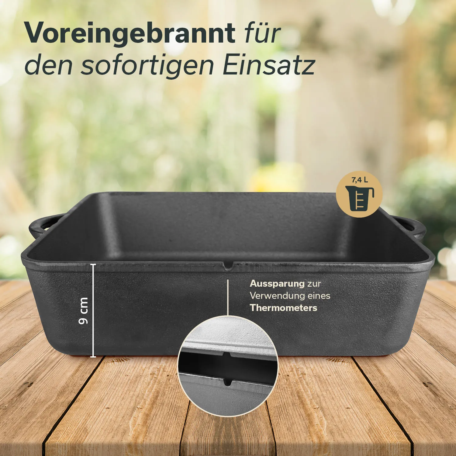 Gusseiserne Auflaufform mit einer Höhe von 9 cm und einem Volumen von 7,4 Litern. An der Seite befindet sich eine Aussparung für ein Thermometer. Hintergrund unscharf.