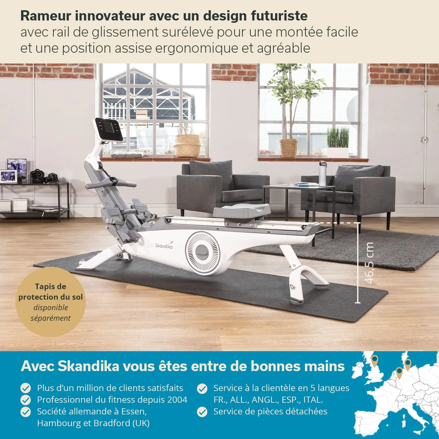 Innovativer Ruderergometer in einem modernen Raum mit zwei grauen Sesseln und großen Fenstern. Teppich und sichtbare Maße.
