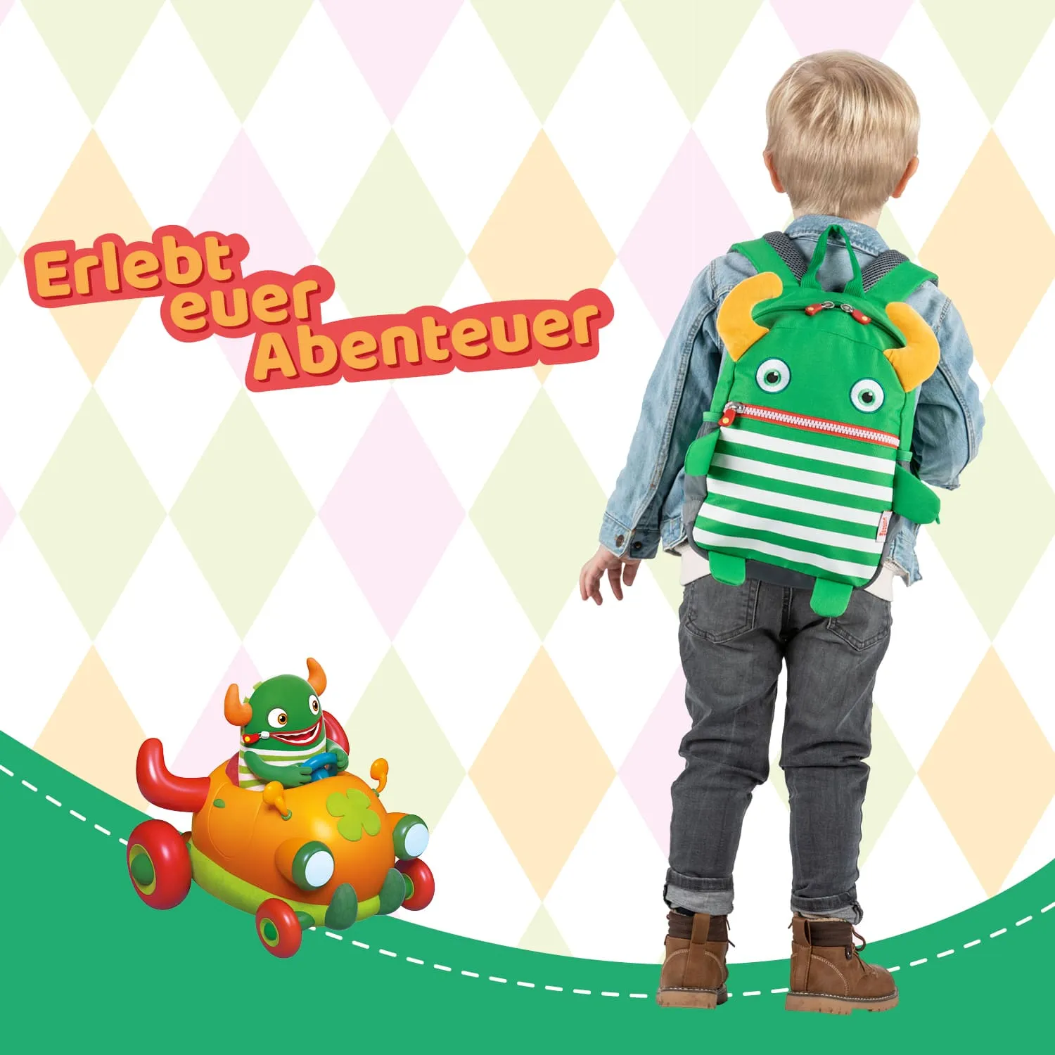 Kind mit einem grünen Rucksack, der wie ein Monster aussieht, steht vor einem bunten, gemusterten Hintergrund. Ein Spielzeugauto mit einem Monster ist ebenfalls sichtbar. Text: „Erlebt euer Abenteuer“.
