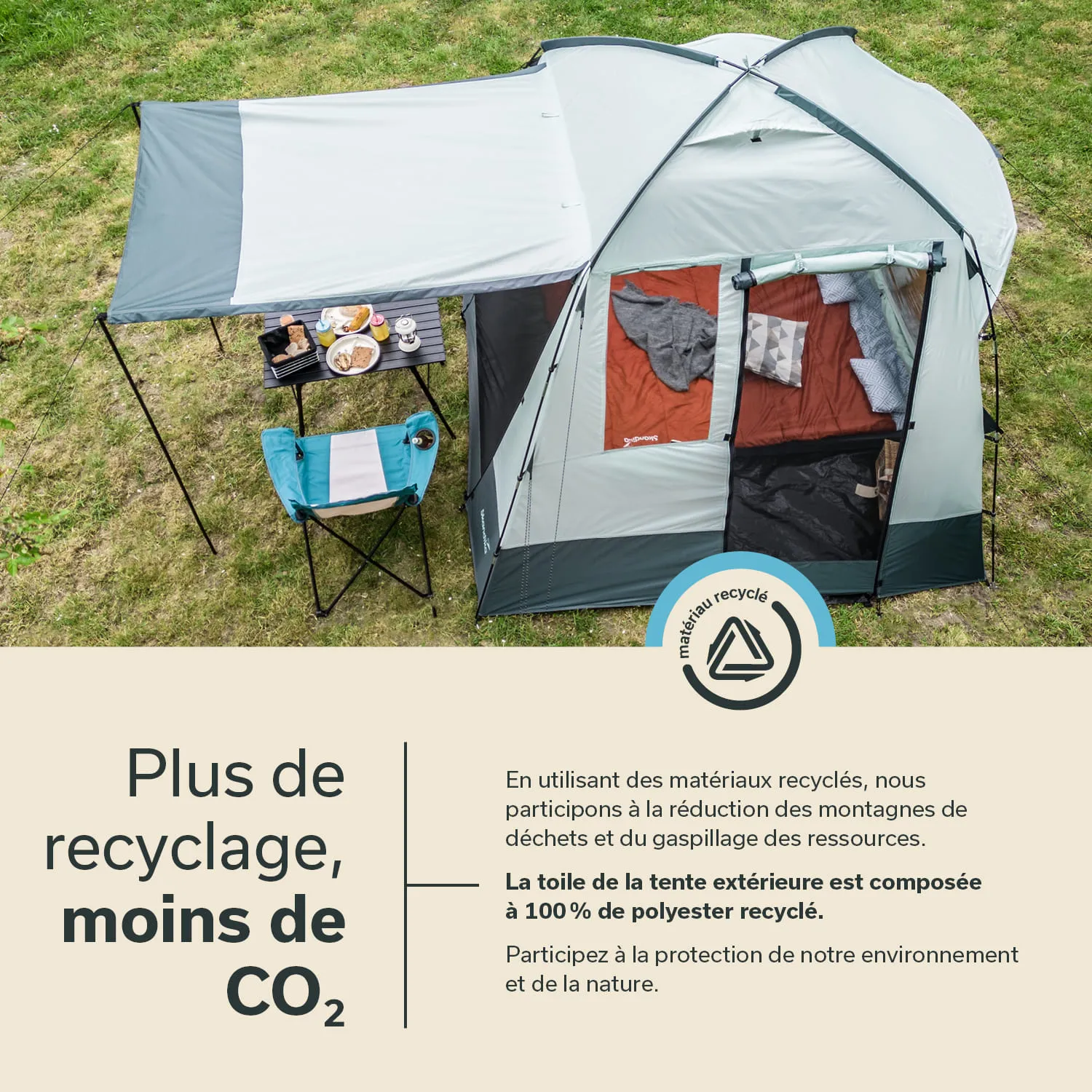 Zelt mit grauen und blauen Elementen auf einer Wiese, Tisch mit Lebensmitteln und einem Stuhl. Text über Recycling.
