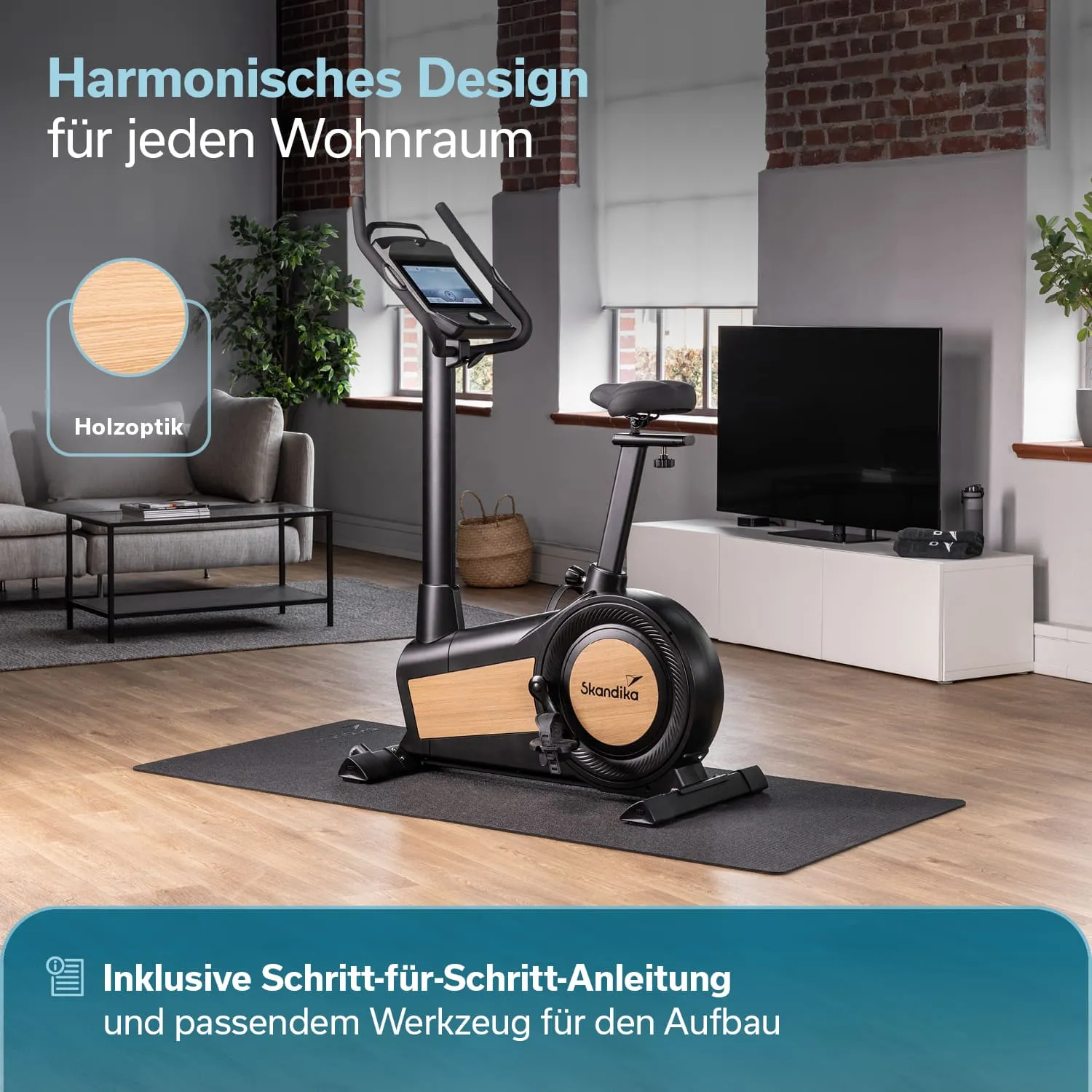 Heimtrainer mit Holzoptik in einem modernen Raum, Wohnzimmermöbel und TV im Hintergrund. Mattenunterlage sichtbar.