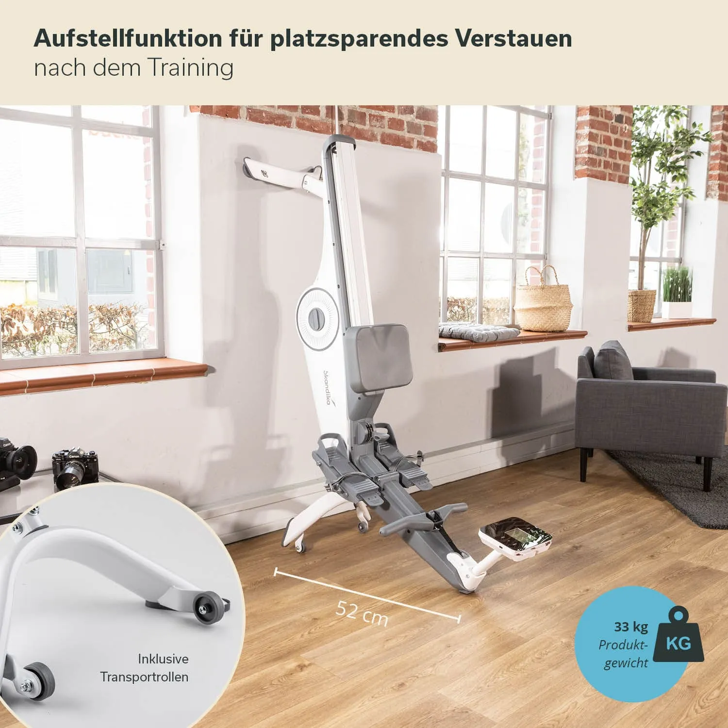 Trainingsgerät mit Aufstellfunktion steht in einem Raum mit Fenstern. Neben dem Gerät ist ein Sofa und einige Kameras sichtbar.