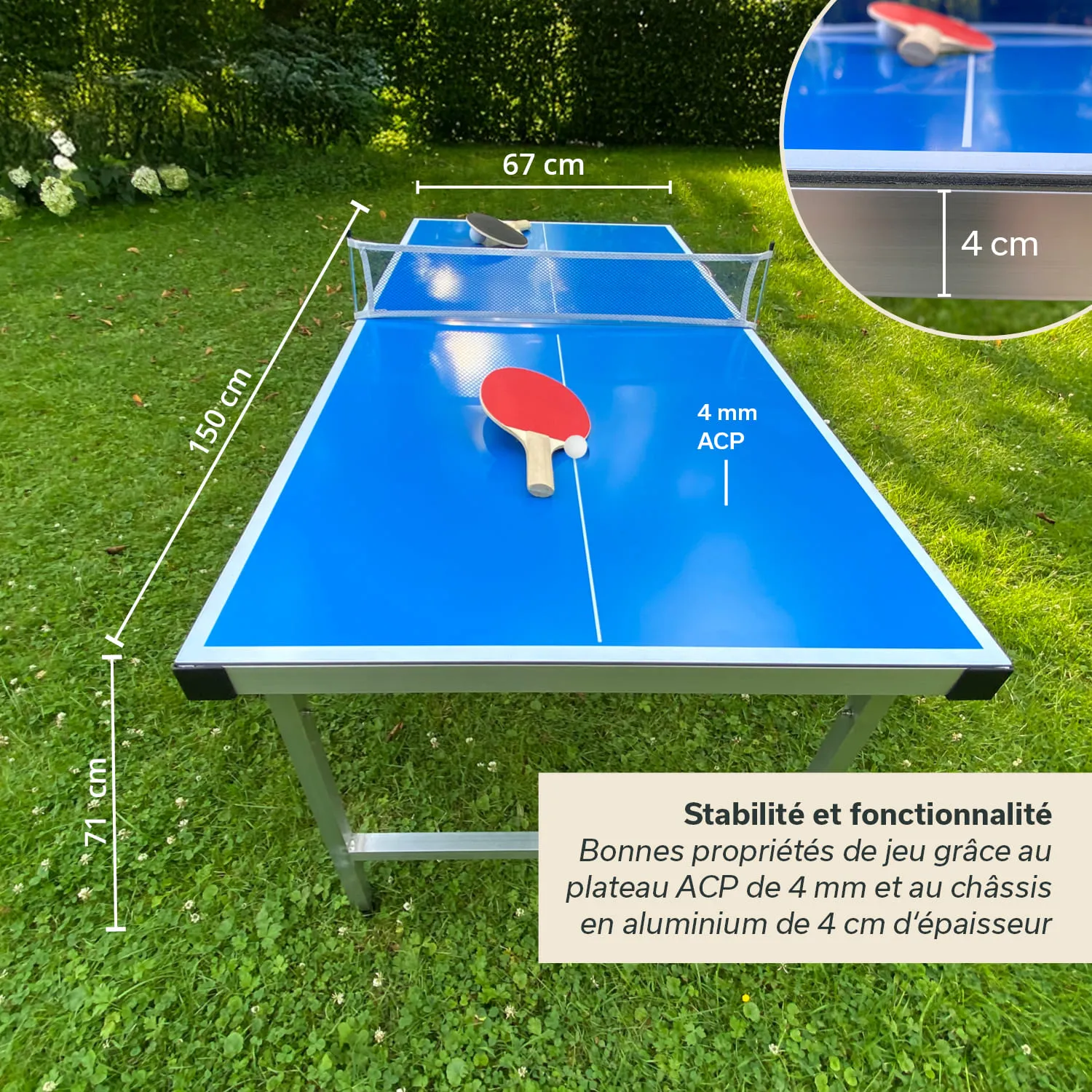 Tischtennisplatte mit blauer Oberfläche, Netz und Schläger auf grünem Gras. Maße in cm angegeben.