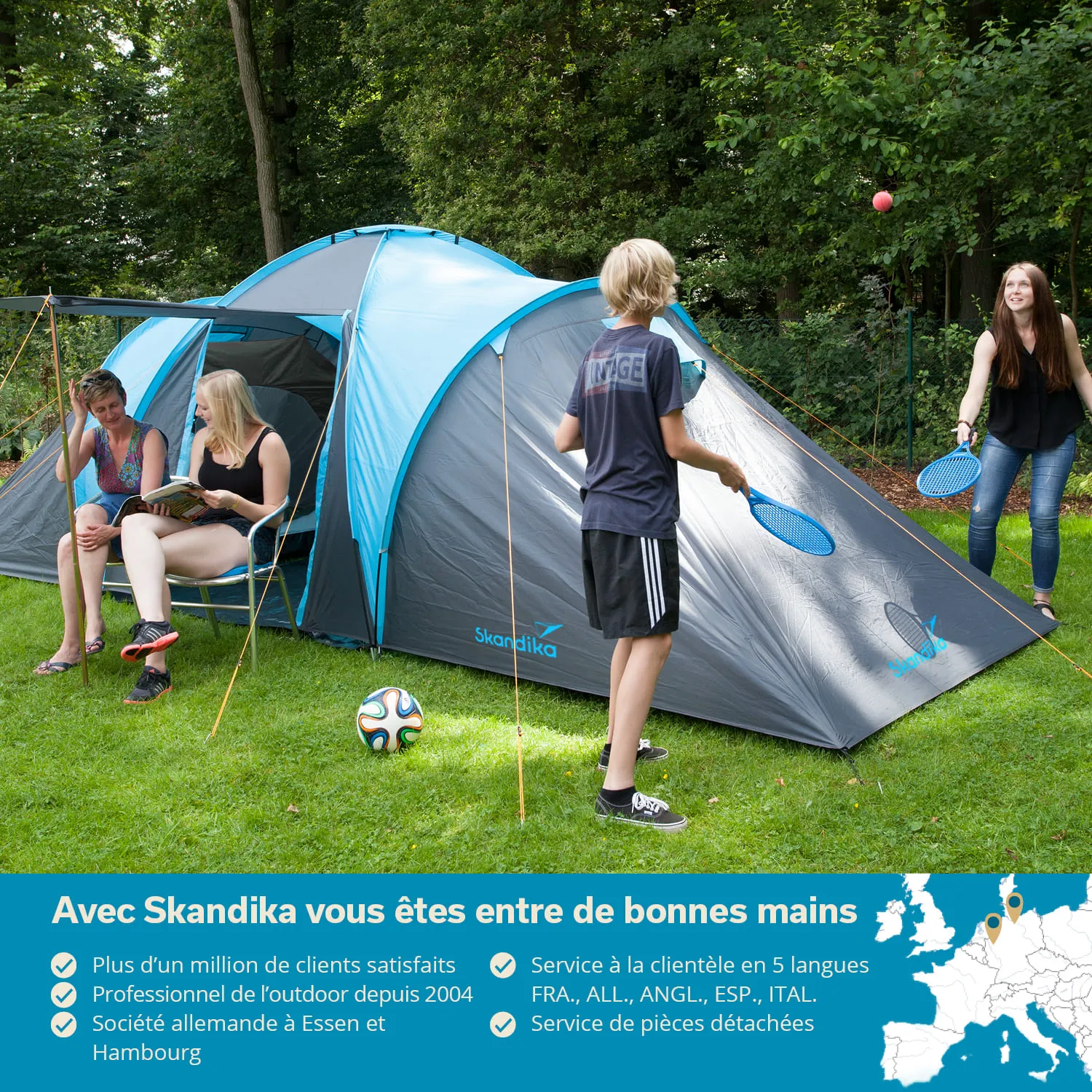 Zelt in einem Garten, umgeben von Bäumen. Zwei Personen sitzen im Zelt, eine liest ein Buch. Zwei weitere Personen spielen mit Schlägern und einem Ball.