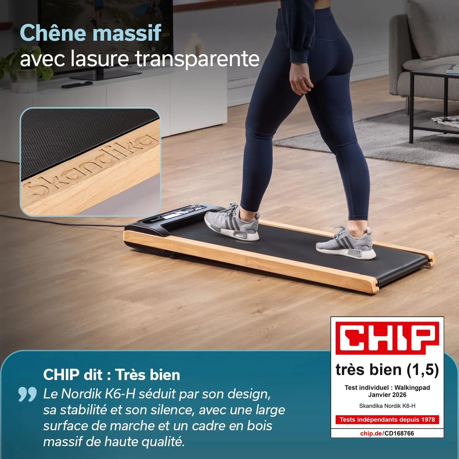 Walkingpad aus Massivholz mit schwarzer, rutschfester Oberfläche. Eine Person mit grauen Schuhen steht darauf.