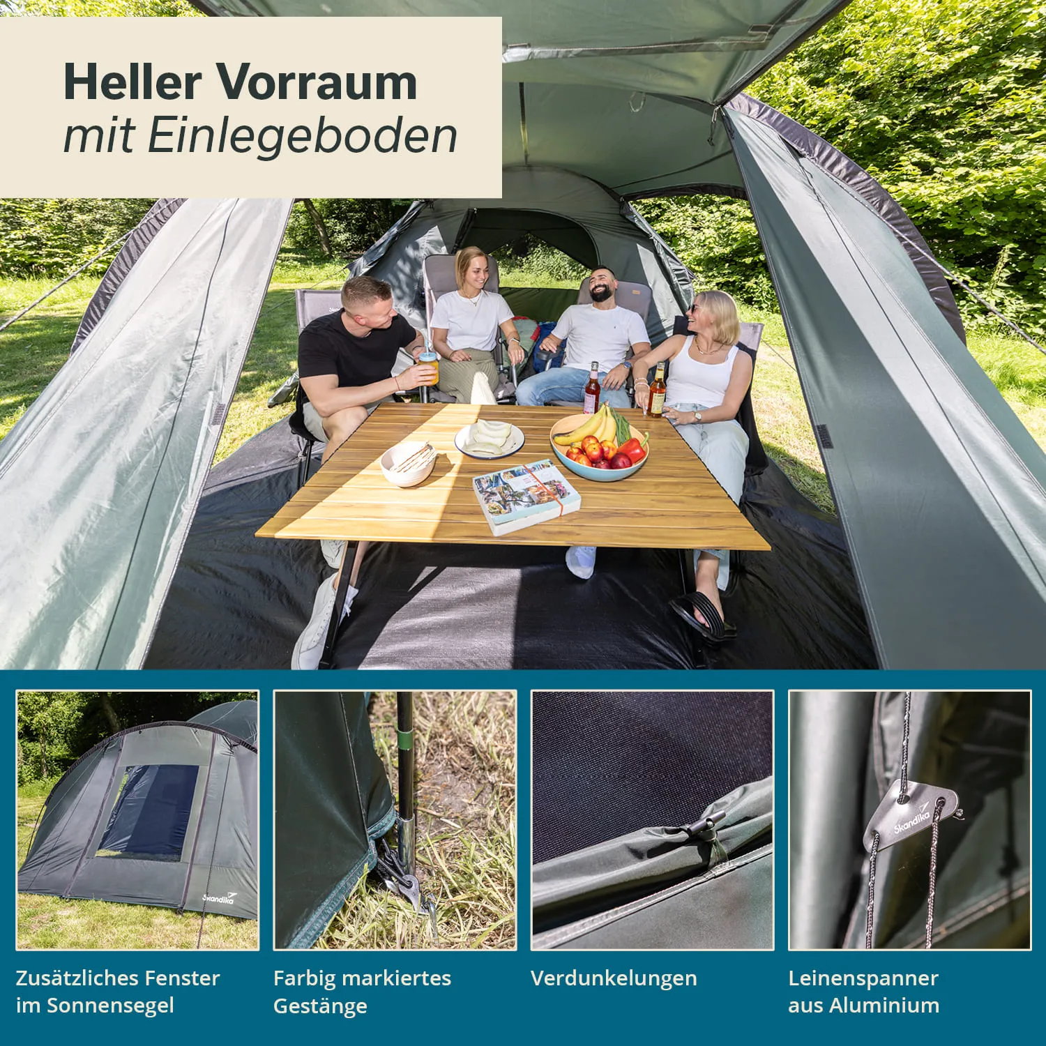 Vier Personen sitzen entspannt in einem Zelt auf Stühlen, um einen Tisch mit Snacks und Getränken. Im Hintergrund Bäume.