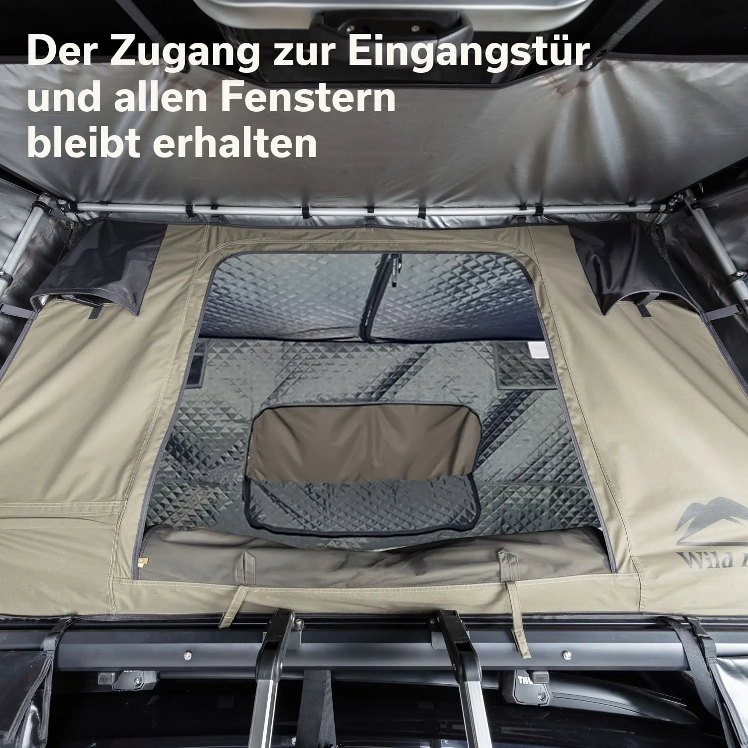 Dachzelt mit einem geöffneten Zugang zur Eingangstür und einem Fenster, Innenansicht mit gepolstertem Boden.