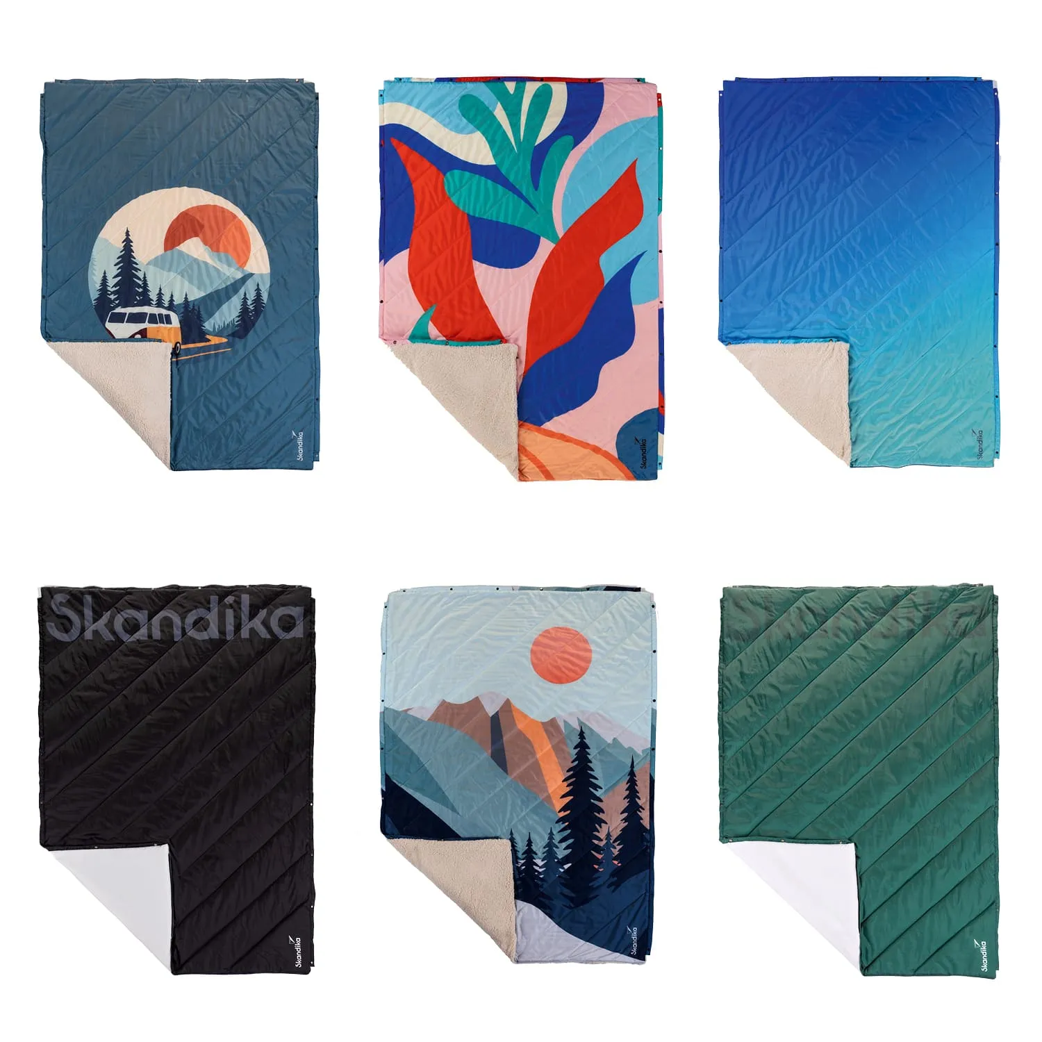 Sechs Decken mit verschiedenen Designs: Berge, Pflanzenmuster, Farbverlauf und Schwarz mit Logo. Jede Decke hat eine andere Oberseite und eine helle Unterseite.