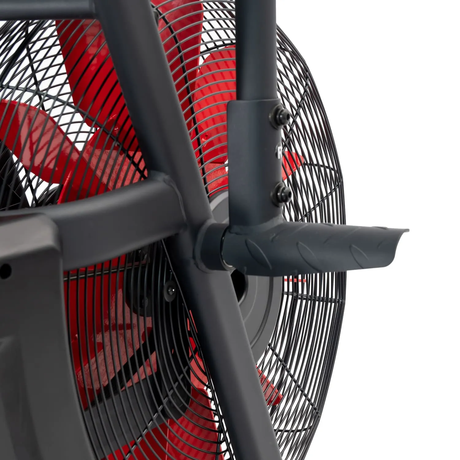 Ventilator mit roten Lüftern, schwarzem Gitter und Halterung. Sichtbare Bedienelemente und strukturiertes Griffteil.
