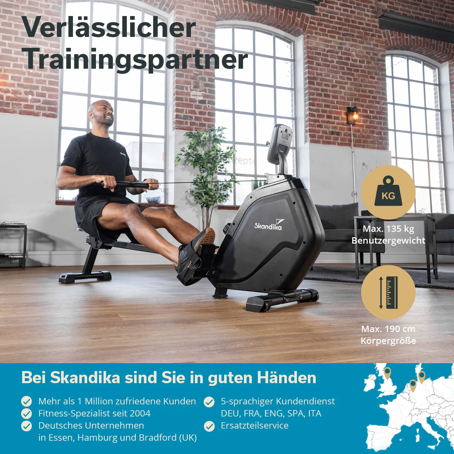Mann auf einem Rudergerät in einem modernen Raum mit großen Fenstern und Pflanzen. Rudergerät von Skandika sichtbar.