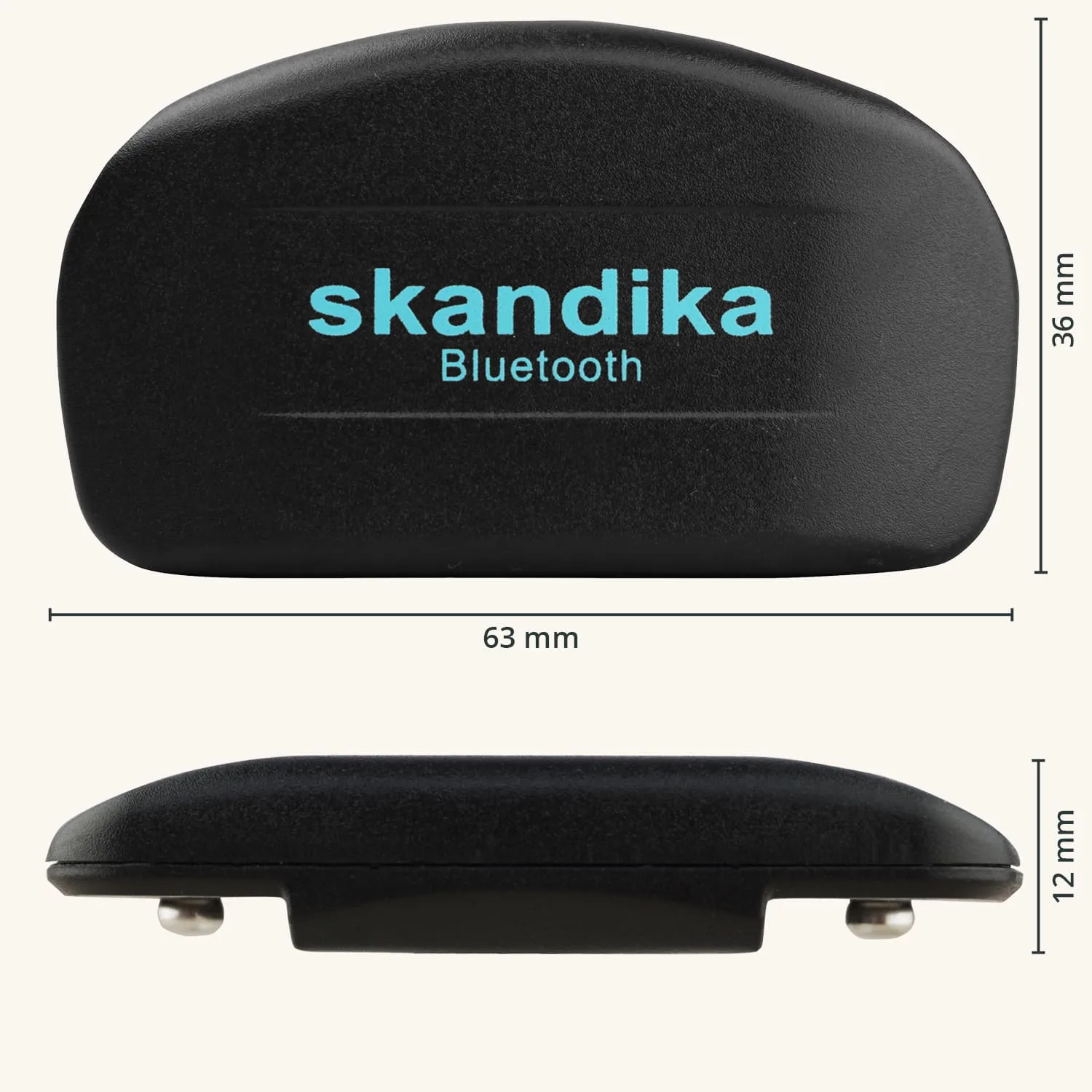 Schwarzes Bluetooth-Gerät mit der Aufschrift "skandika", Maße: 63 mm (B) x 36 mm (H) x 12 mm (T).