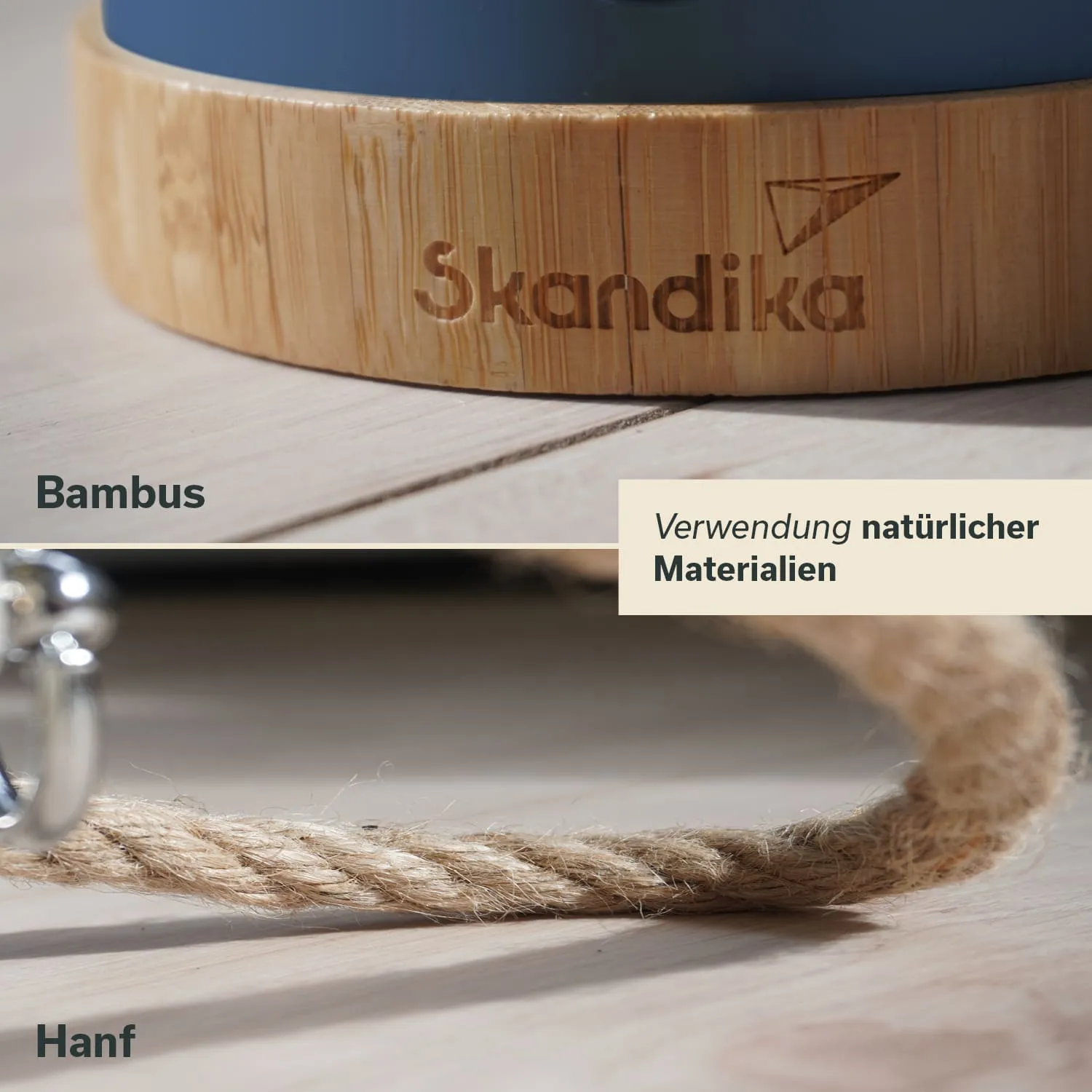 Bambusuntersetzer mit eingravierter Marke, daneben ein Hanfseil auf einem Holztisch. Textlabels beschreiben die Materialien.