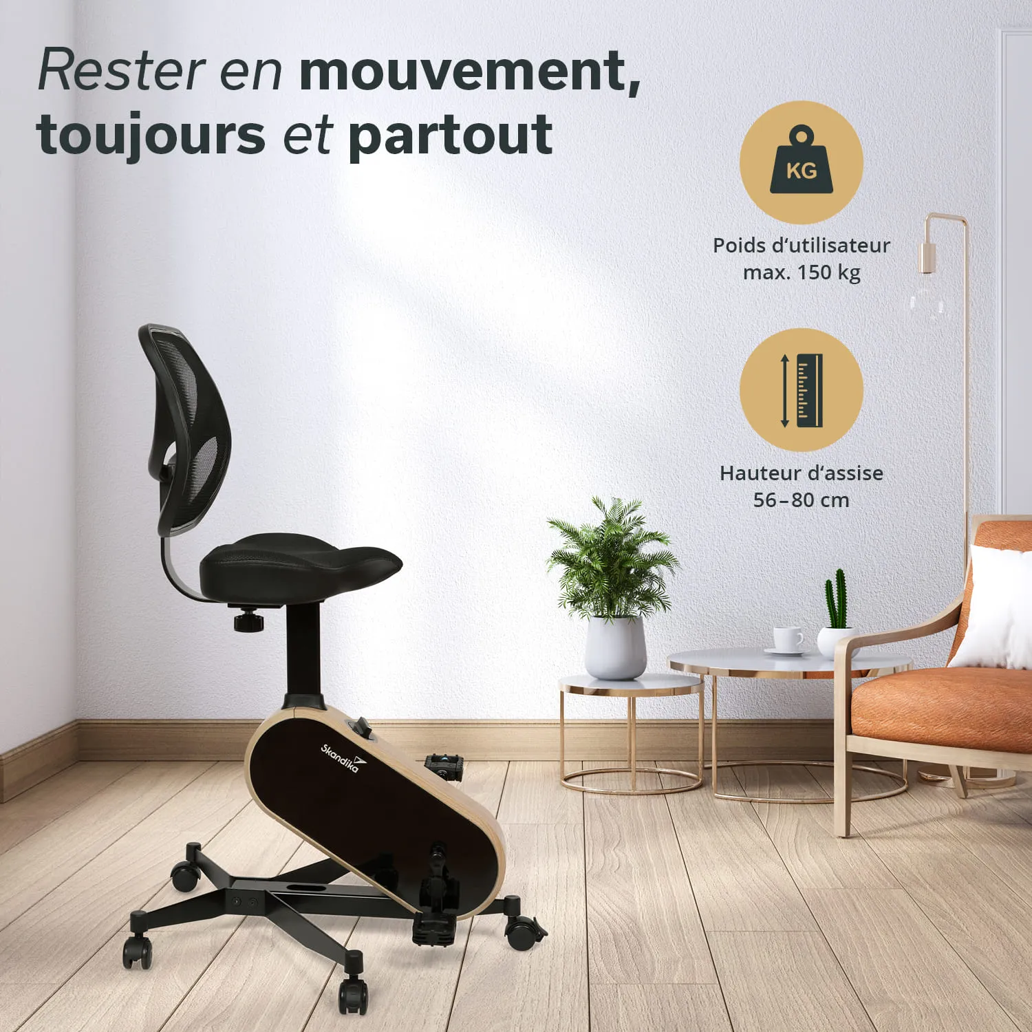Bürostuhl mit ergonomischer Rückenlehne in einem modernen Raum. Neben dem Stuhl steht eine Pflanze und ein Tisch.