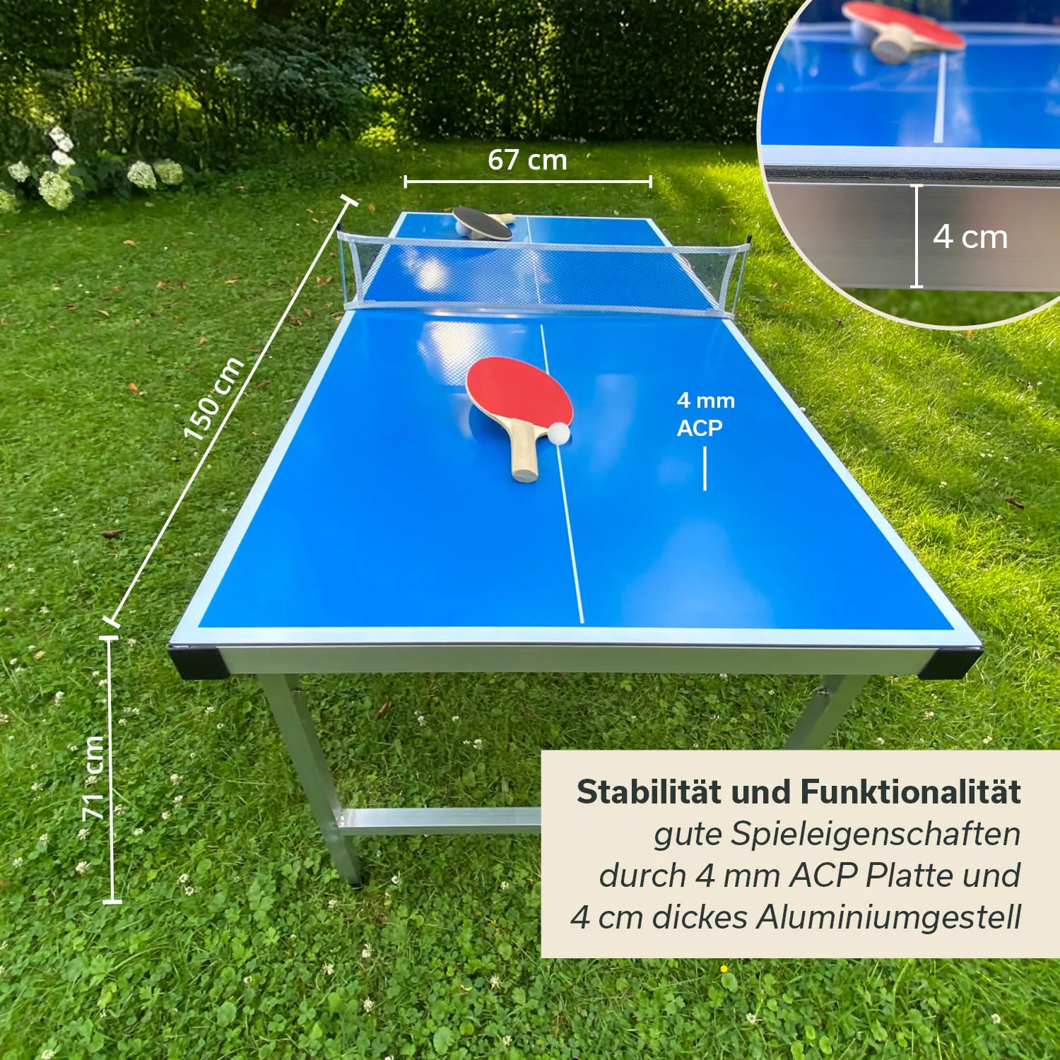 Tischtennisplatte mit blauer Oberfläche, Netz und Schläger im Freien auf Gras. Maße: 67 cm x 150 cm x 71 cm.