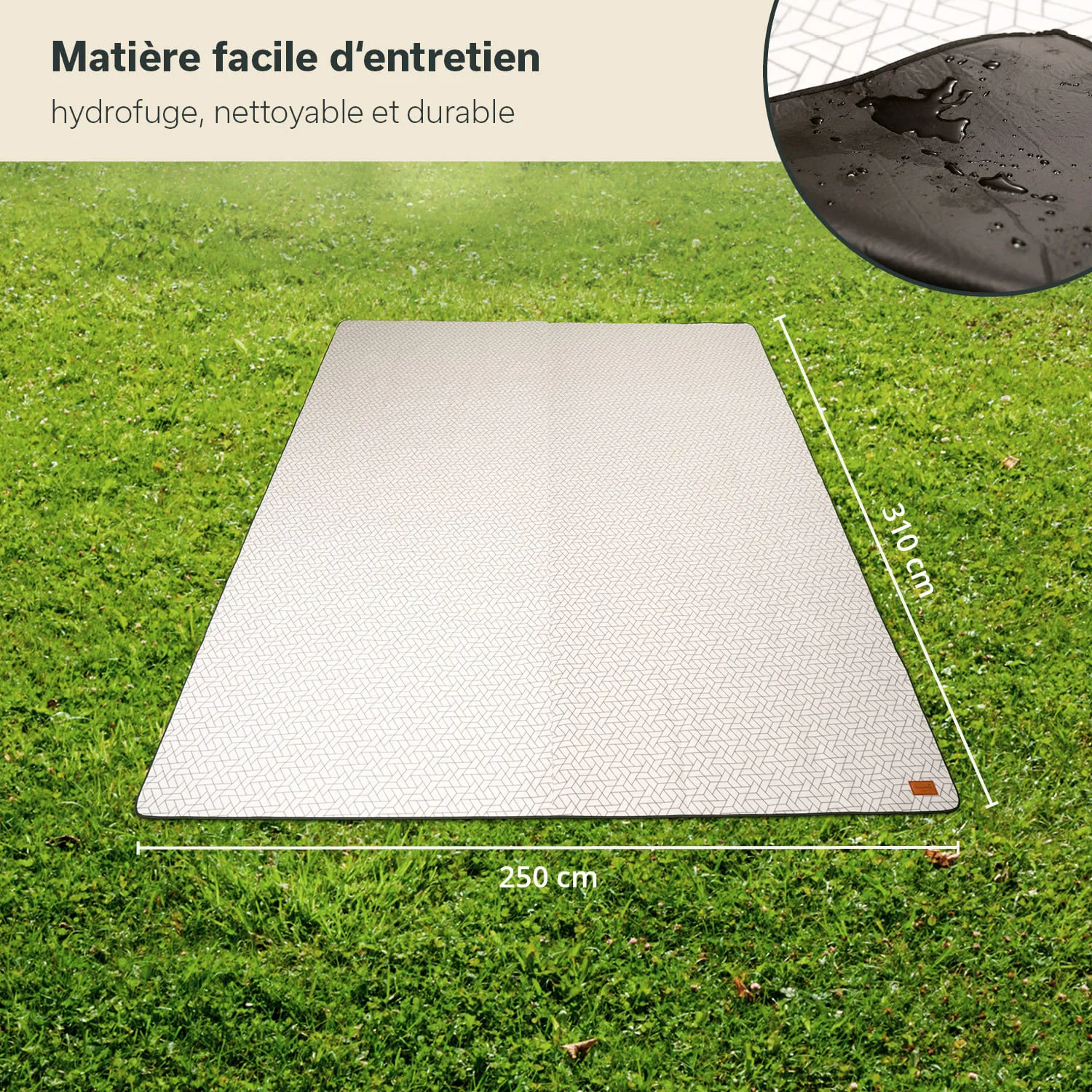 Gartenfläche mit einem rechteckigen, strukturierten Platzset. Maße: 250 cm x 310 cm. Hintergrund: grünes Gras.