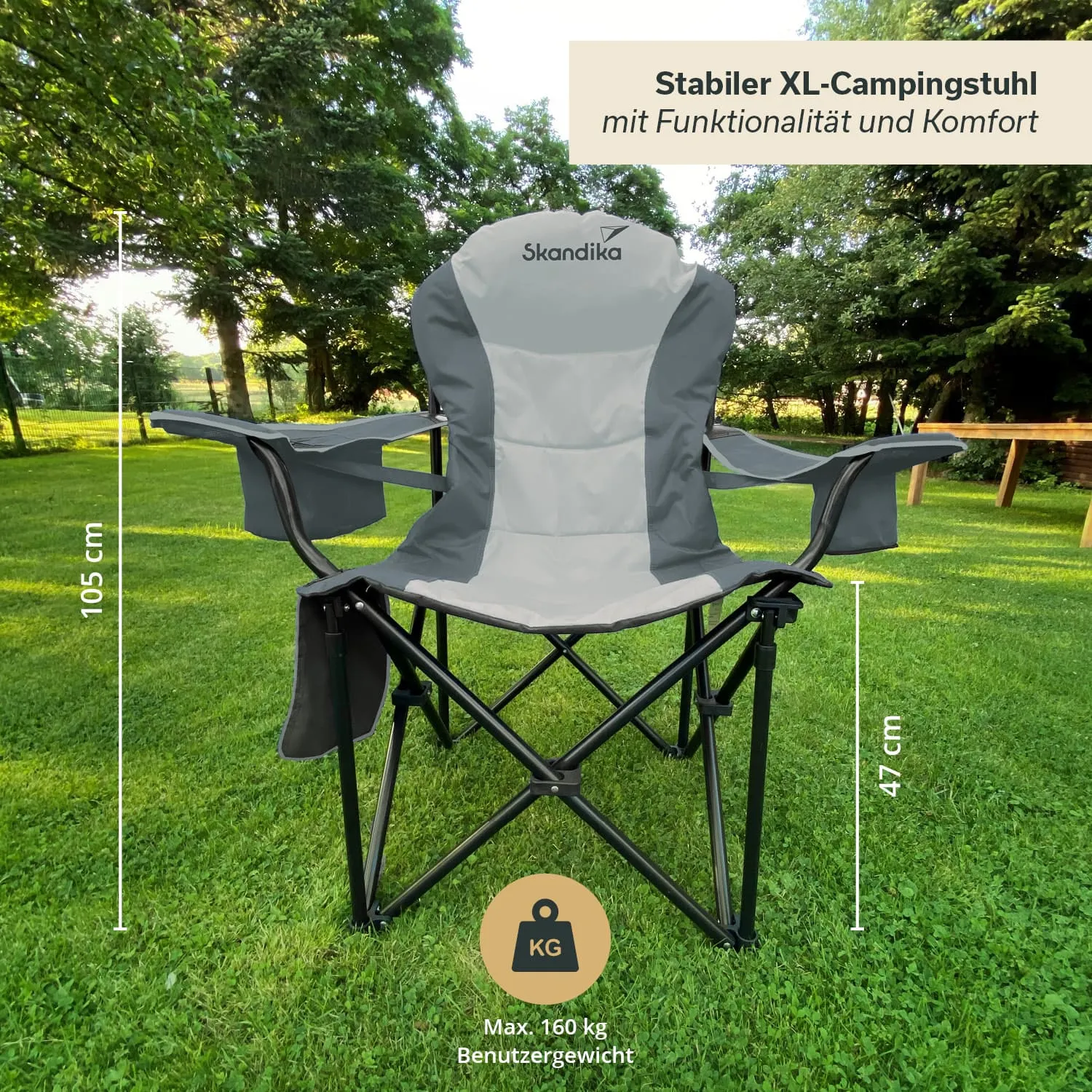 XL-Campingstuhl in Grau mit Armlehnen, Maßen und maximalem Benutzergewicht auf grünem Rasen.