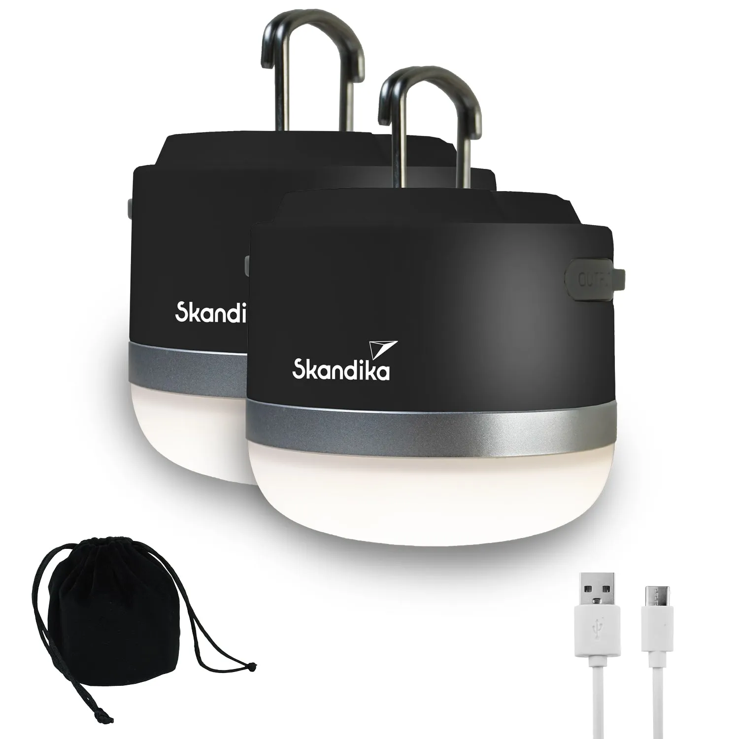 Zwei schwarze Campinglampen mit Silberelement, Aufhängemöglichkeiten und USB-Ladekabel neben einem schwarzen Beutel.