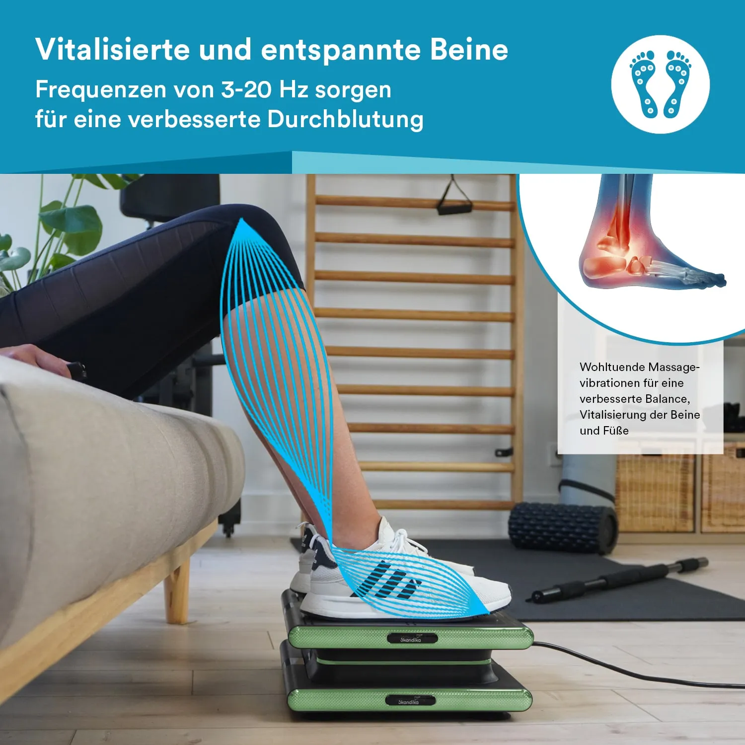 Schwarze Sporthose, weiße Sneakers, Fuß auf einem schwarzen und grünen Gerät. Linien visualisieren Vibrationen. Hintergrund: Fitnessraum.
