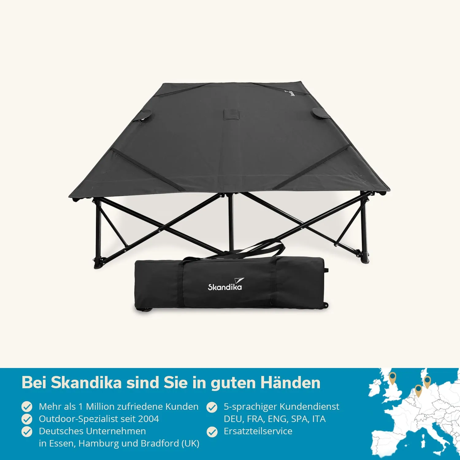 Schwarzes Faltzelt, zusammengeklappt mit Tragetasche, auf heller Hintergrundfläche. Markennamen „Skandika“ sichtbar.