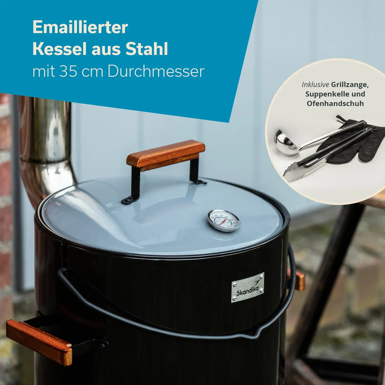 Emaillierter Kessel aus Stahl mit einem Durchmesser von 35 cm, Holzgriff und Thermometer. Im Hintergrund weitere Utensilien.