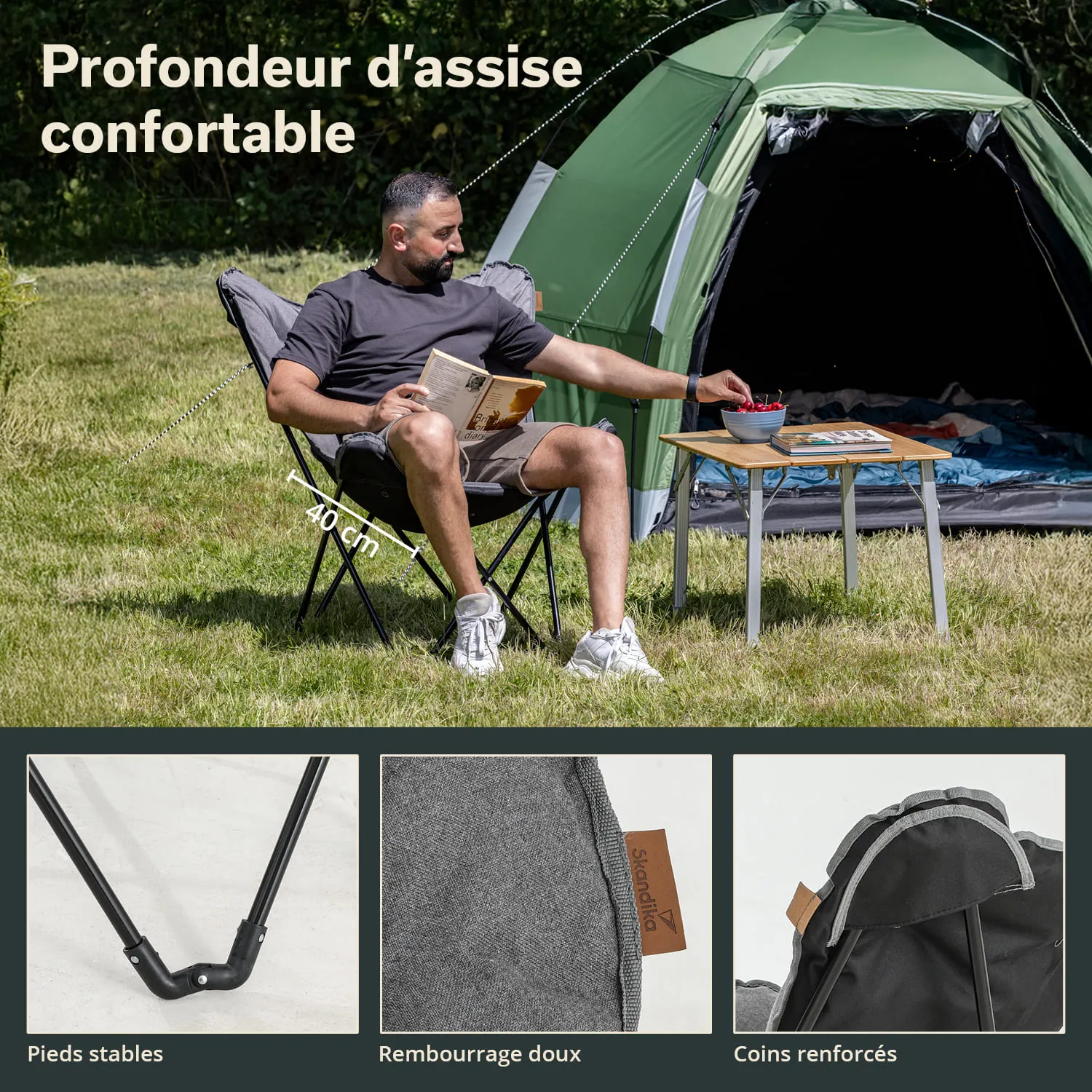 Person sitzt in einem hellgrauen Campingstuhl und liest ein Buch. Neben ihm steht ein kleiner Tisch mit einer Schüssel Obst. Im Hintergrund ist ein grünes Zelt.