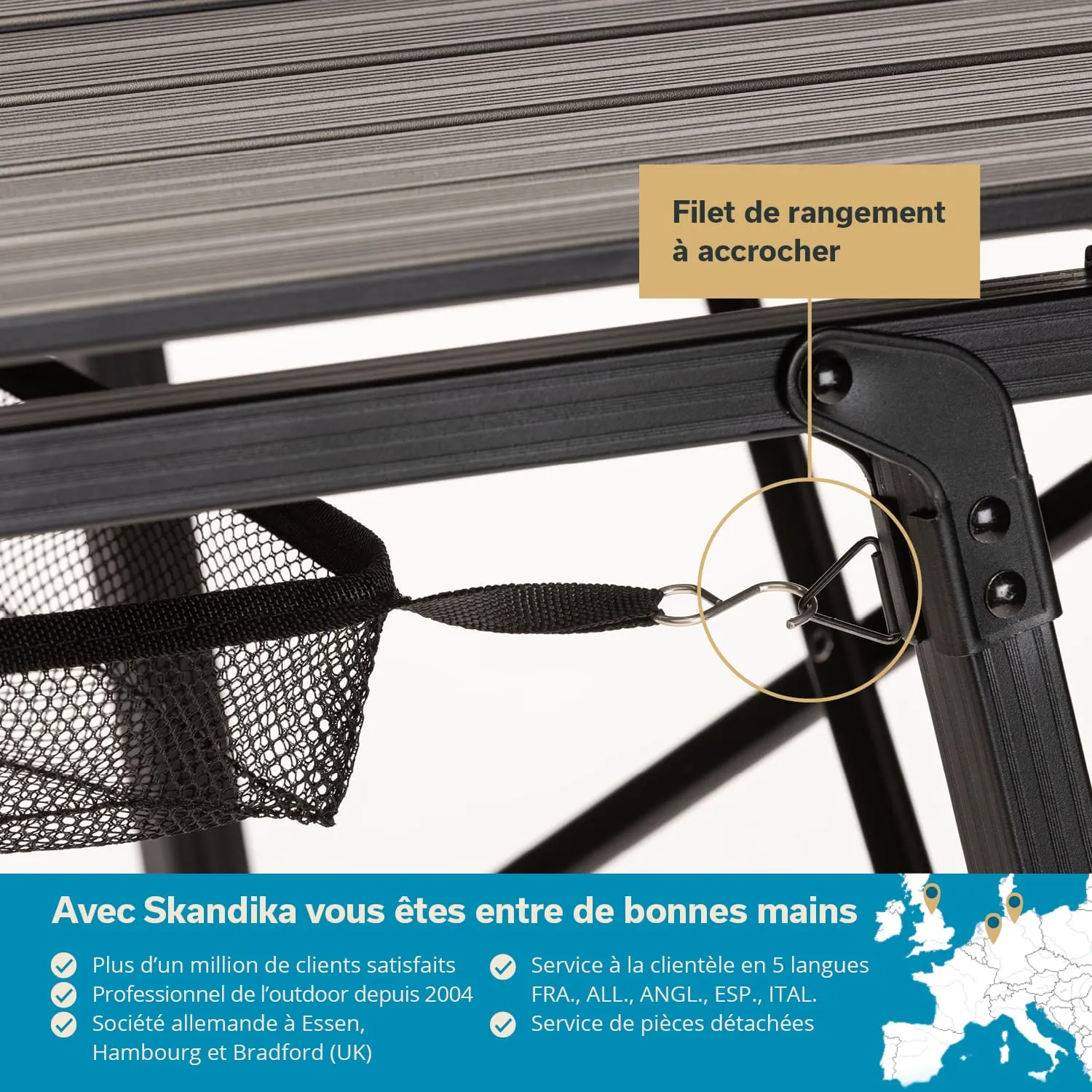 Detailaufnahme eines Klapptischs mit einem Netz zur Aufbewahrung und einem Befestigungshaken. Sichtbare Metallrahmen und Textilien.